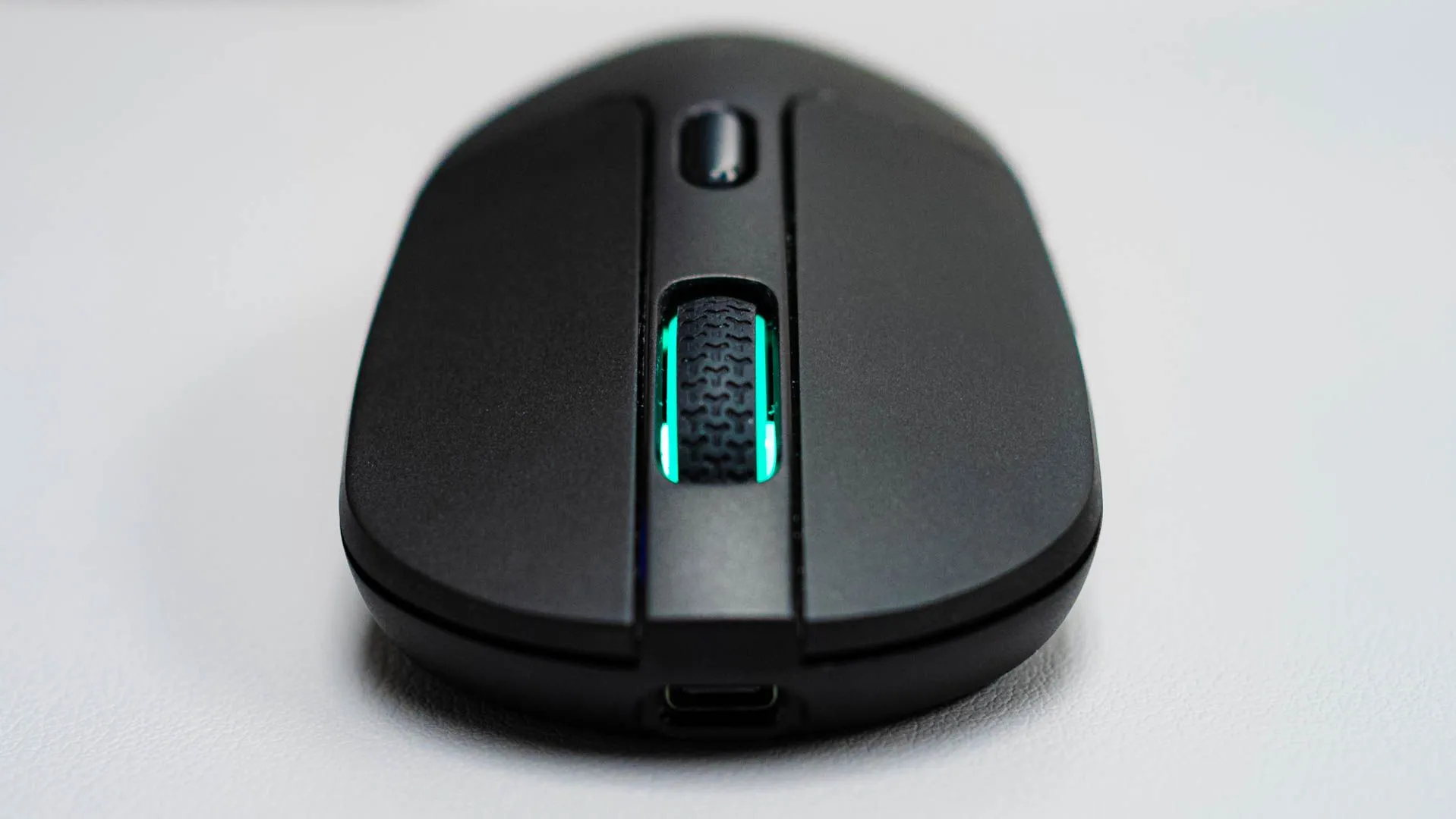 Bánh xe cuộn màu sắc trên chuột không dây Keychron M3, tượng trưng cho tính năng cuộn trang