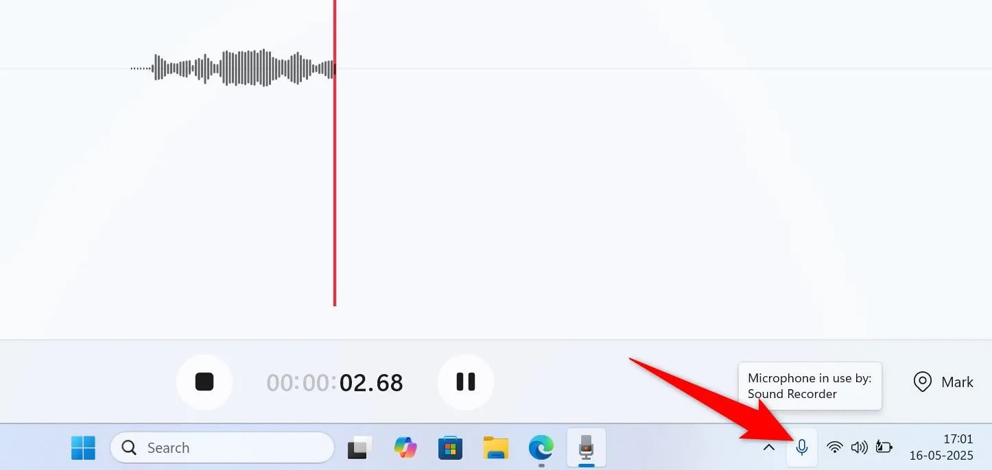 Biểu tượng micro trên thanh tác vụ Windows 11 khi đang được ứng dụng sử dụng