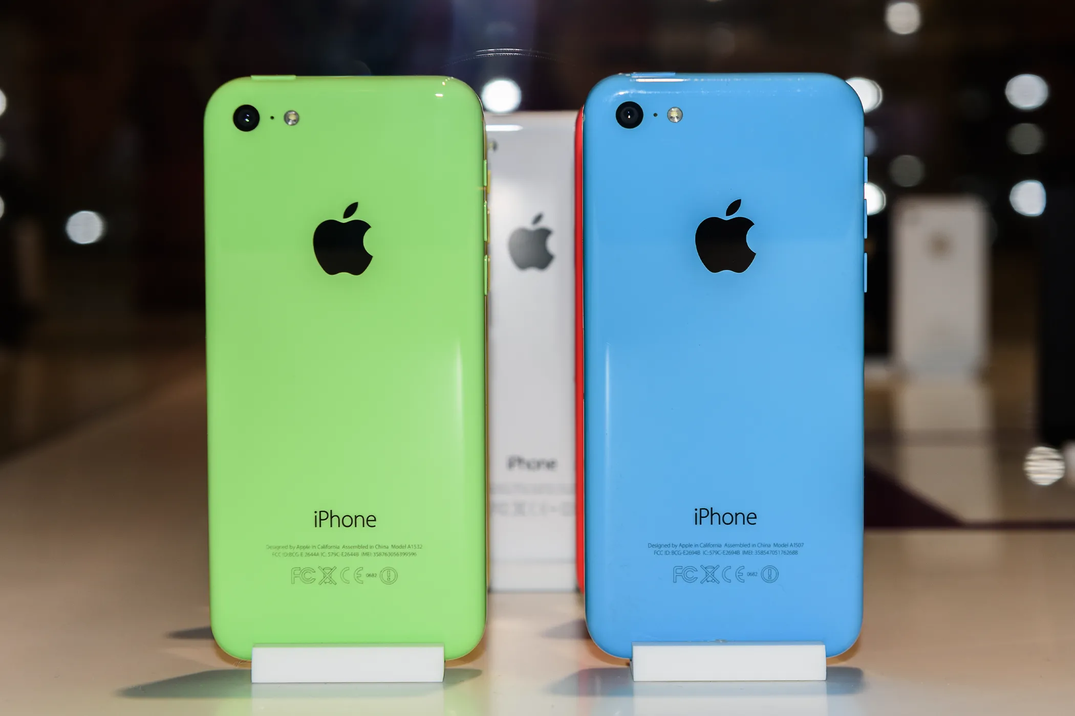 Bốn chiếc iPhone 5c với nhiều màu sắc rực rỡ được trưng bày, là nguồn cảm hứng tiềm năng cho thiết kế vỏ nhựa của MacBook SE