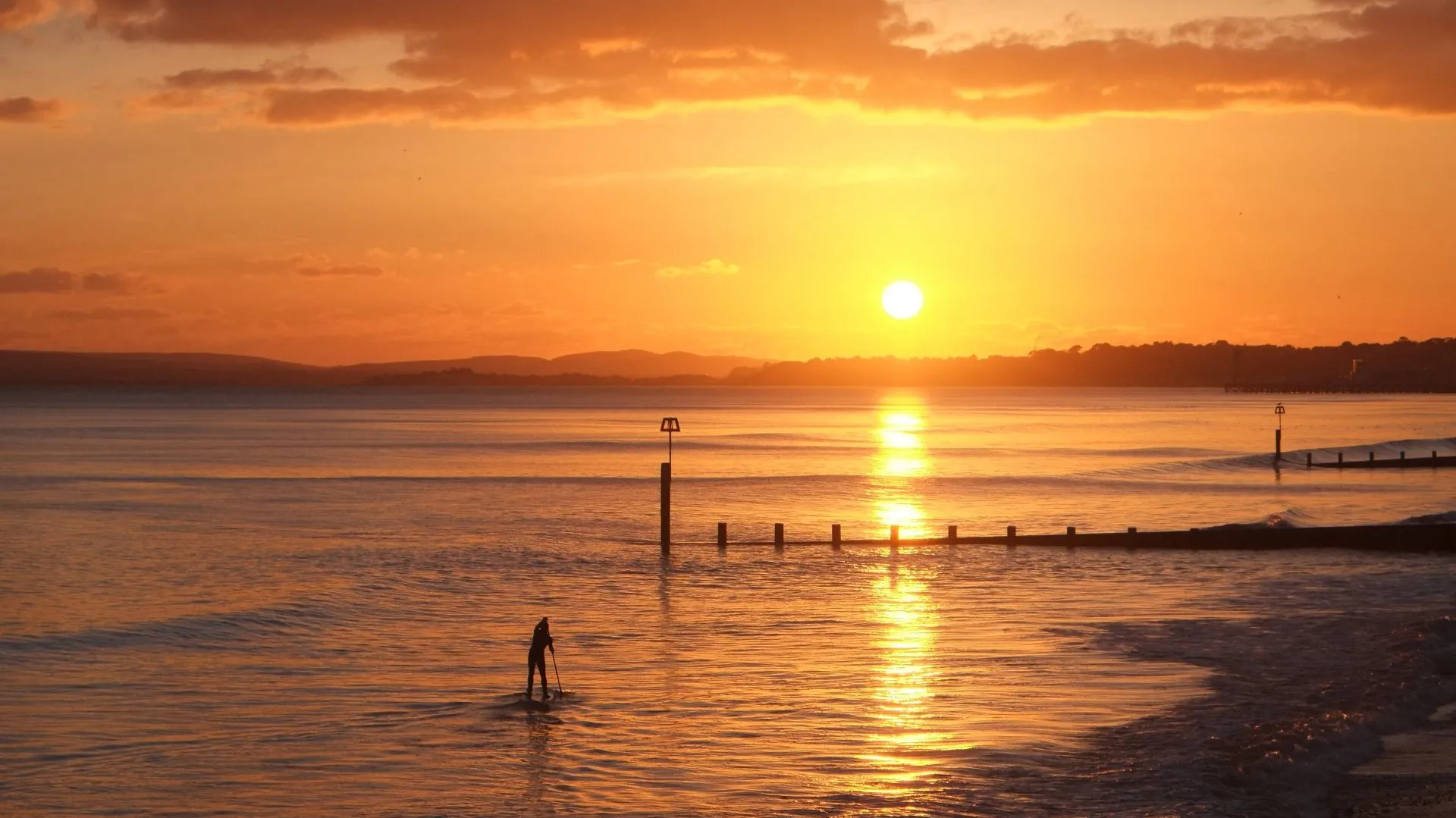 Bức ảnh bãi biển lúc hoàng hôn với đường chân trời thẳng tắp