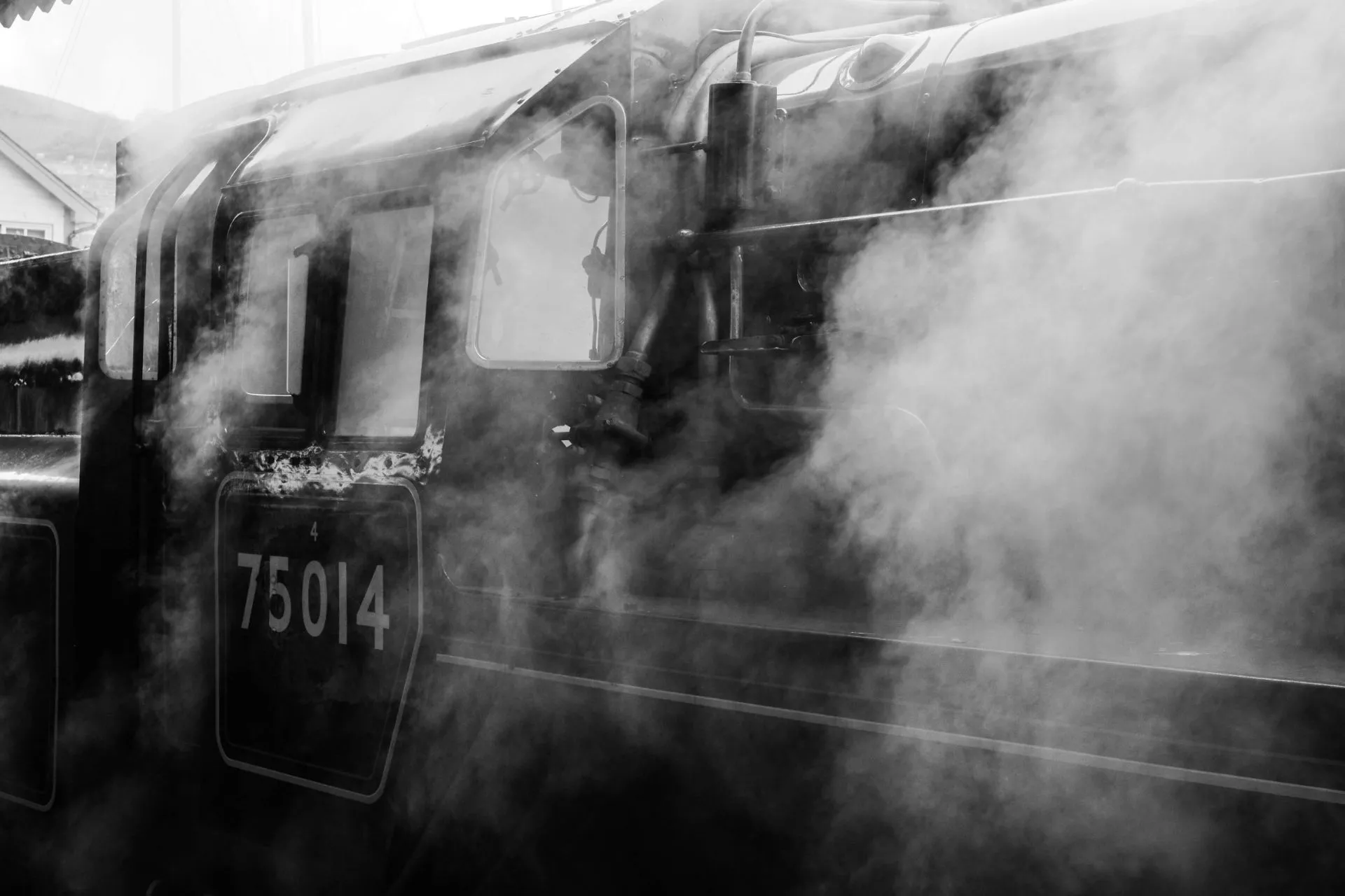 Cận cảnh chi tiết máy hơi nước cũ kĩ lấp đầy khung hình