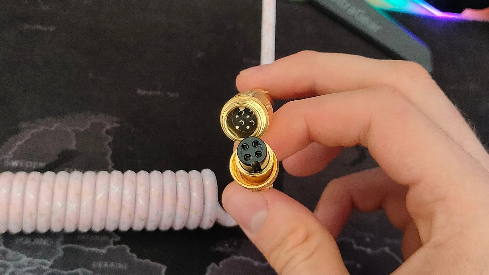 Cận cảnh đầu nối aviator màu vàng cho cáp bàn phím cơ, tăng tính thẩm mỹ và độ bền