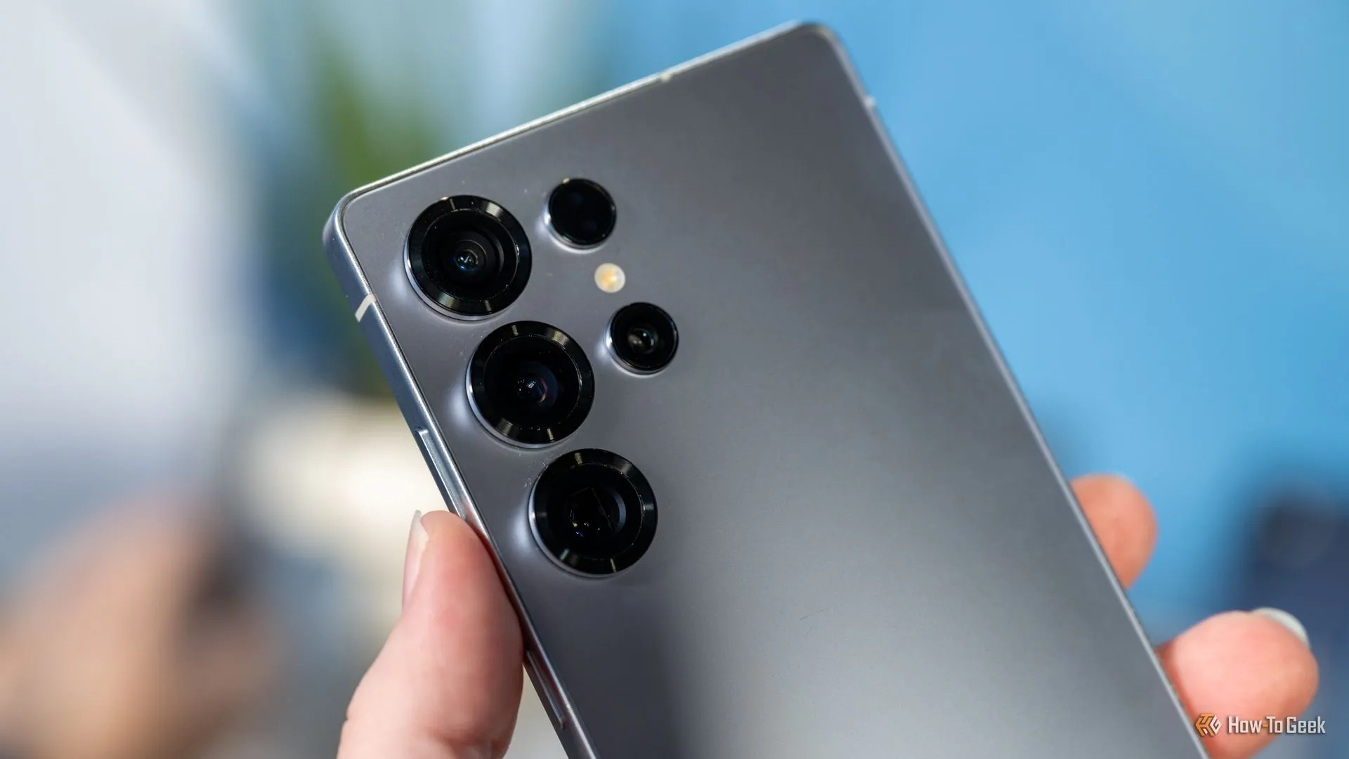 Cận cảnh hệ thống camera đa năng và các cảm biến trên mặt lưng Samsung Galaxy S25 Ultra