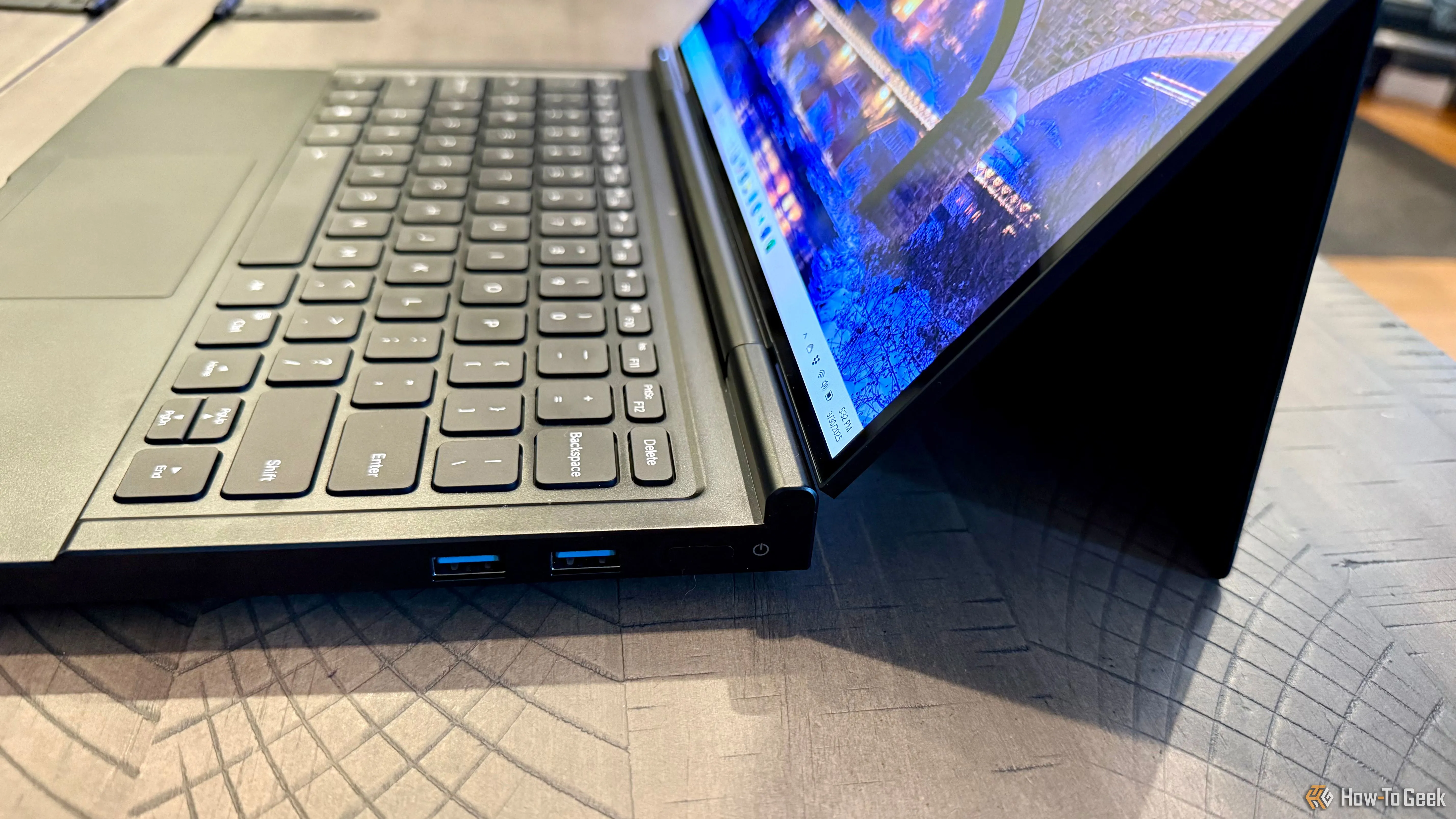 Cạnh phải của GPD Duo cho thấy các cổng USB-A và nút nguồn tích hợp cảm biến vân tay