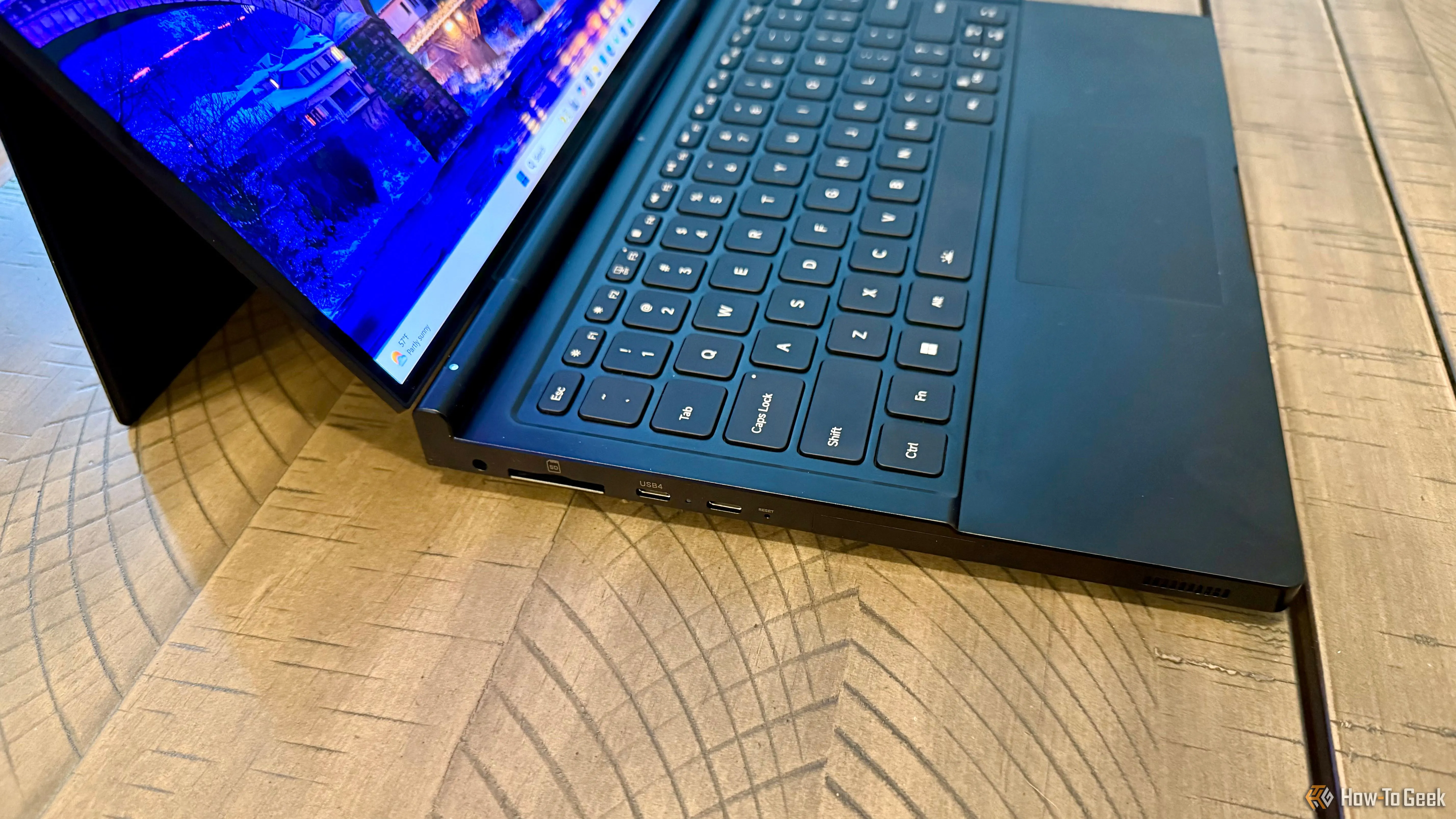 Cạnh trái của GPD Duo với các cổng kết nối đa dạng như USB-C, khe cắm SD và jack tai nghe