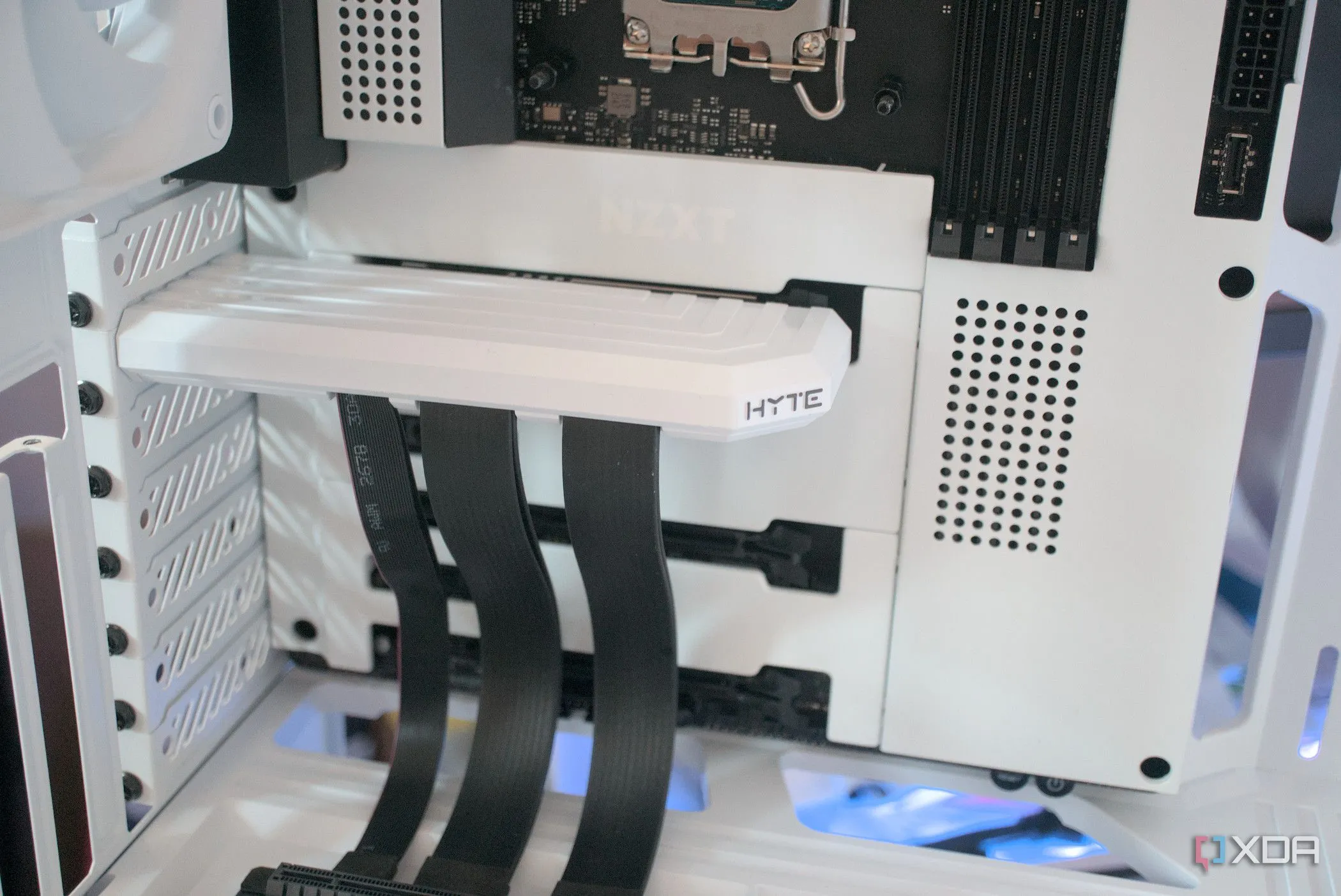 Cáp riser PCIe được lắp đặt trong case HYTE Y40 Snow White Edition, cho thấy cách card đồ họa có thể được gắn dọc và kết nối với bo mạch chủ.