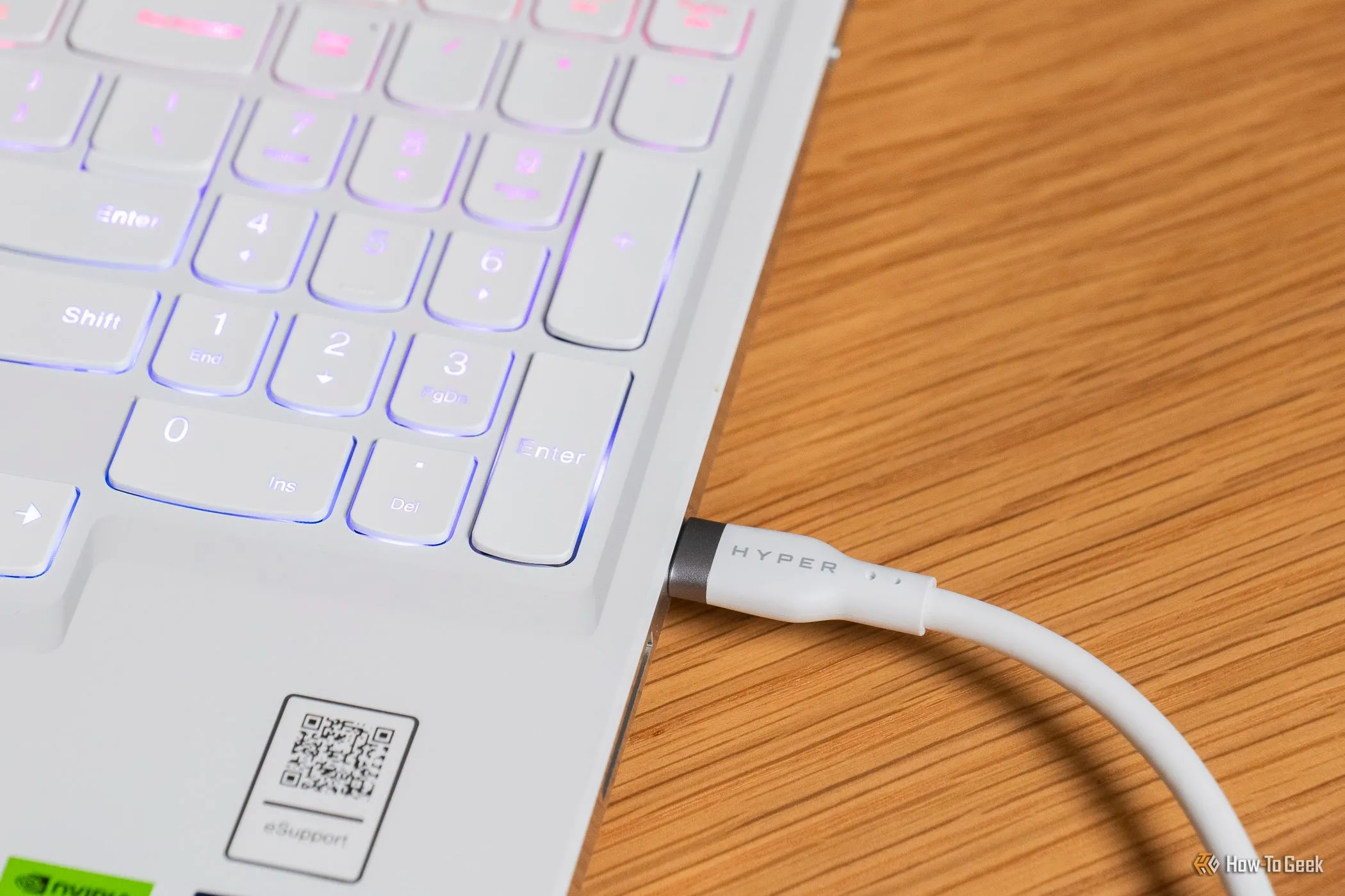 Cáp USB-C HyperJuice 240W Silicone được cắm vào laptop, minh họa khả năng sạc và truyền dữ liệu qua một cổng duy nhất