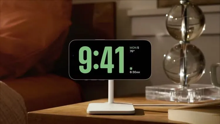 Chế độ StandBy của iPhone hiển thị đồng hồ, thời tiết và báo thức