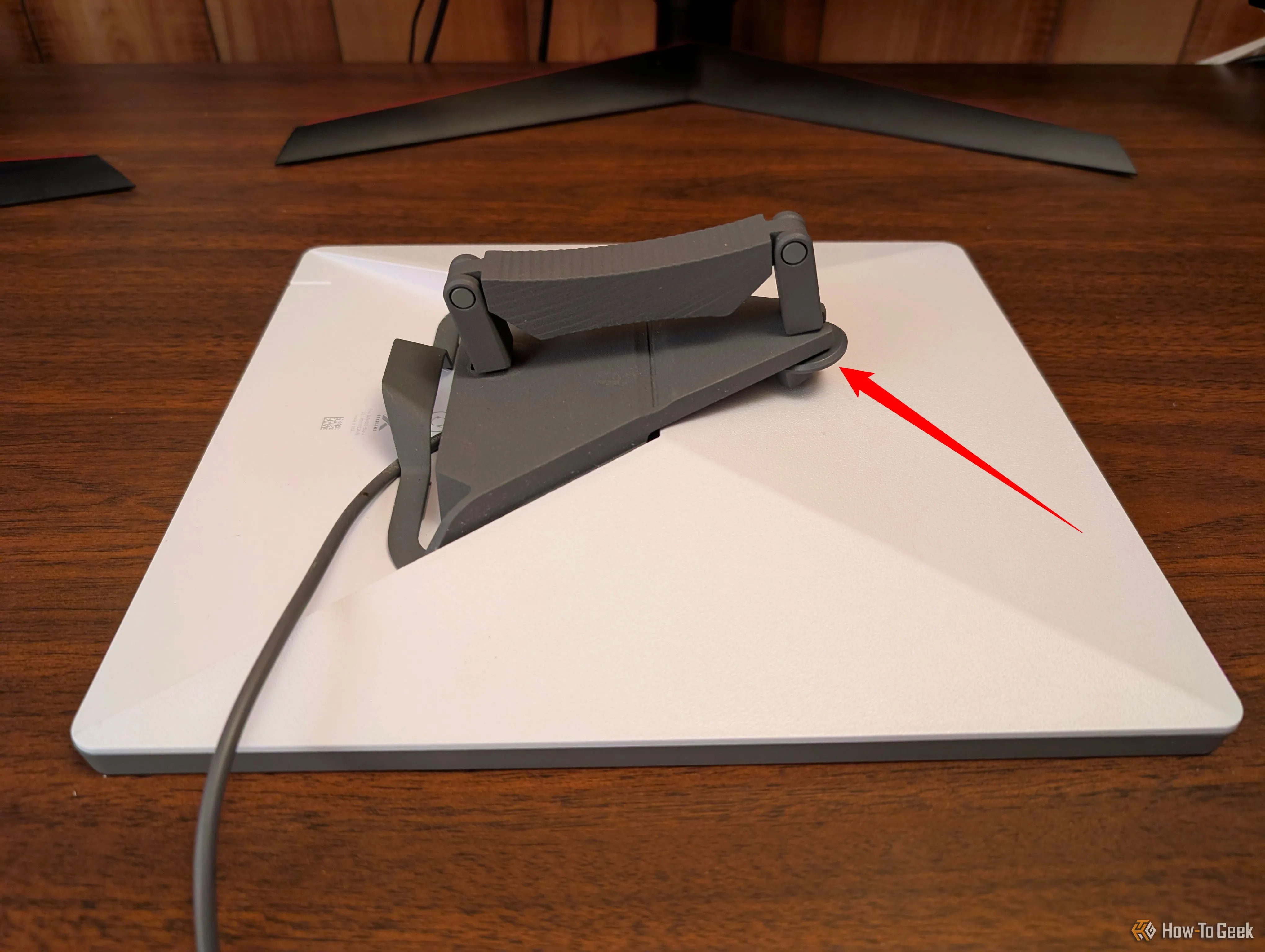 Chi tiết ốc vít của bộ giá đỡ xe hơi Starlink Mini, minh họa cơ chế lắp đặt dễ dàng nhưng cần cải thiện chống trộm