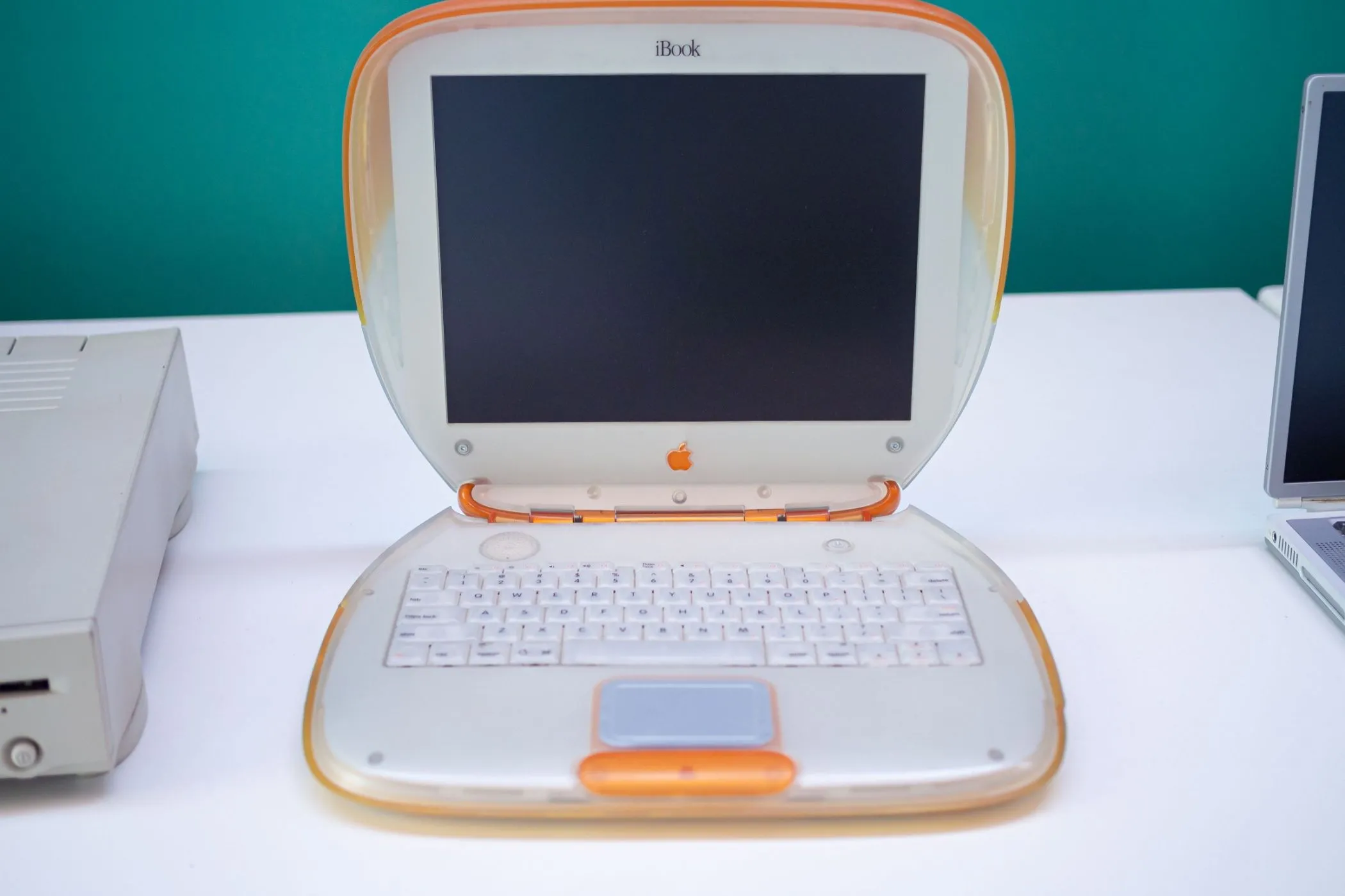 Chiếc Apple iBook G3 nguyên bản ra mắt năm 1999 với thiết kế vỏ nhựa đầy màu sắc, gợi nhớ về một triết lý thiết kế khác của Apple