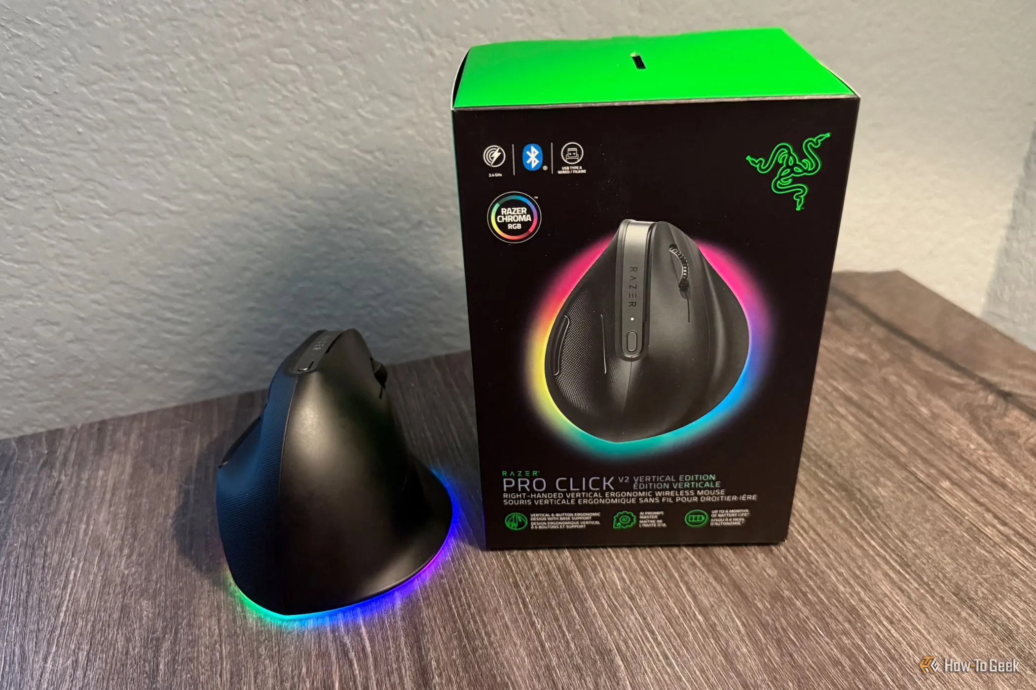 Chuột Razer Pro Click V2 Vertical Edition và hộp sản phẩm, minh họa sự hỗ trợ mới cho hệ điều hành Mac
