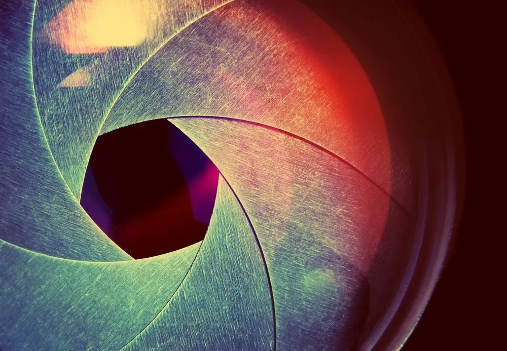 Cơ chế hoạt động của màn trập máy ảnh tương tự đồng tử mắt, giải thích độ sâu trường ảnh và độ sắc nét.