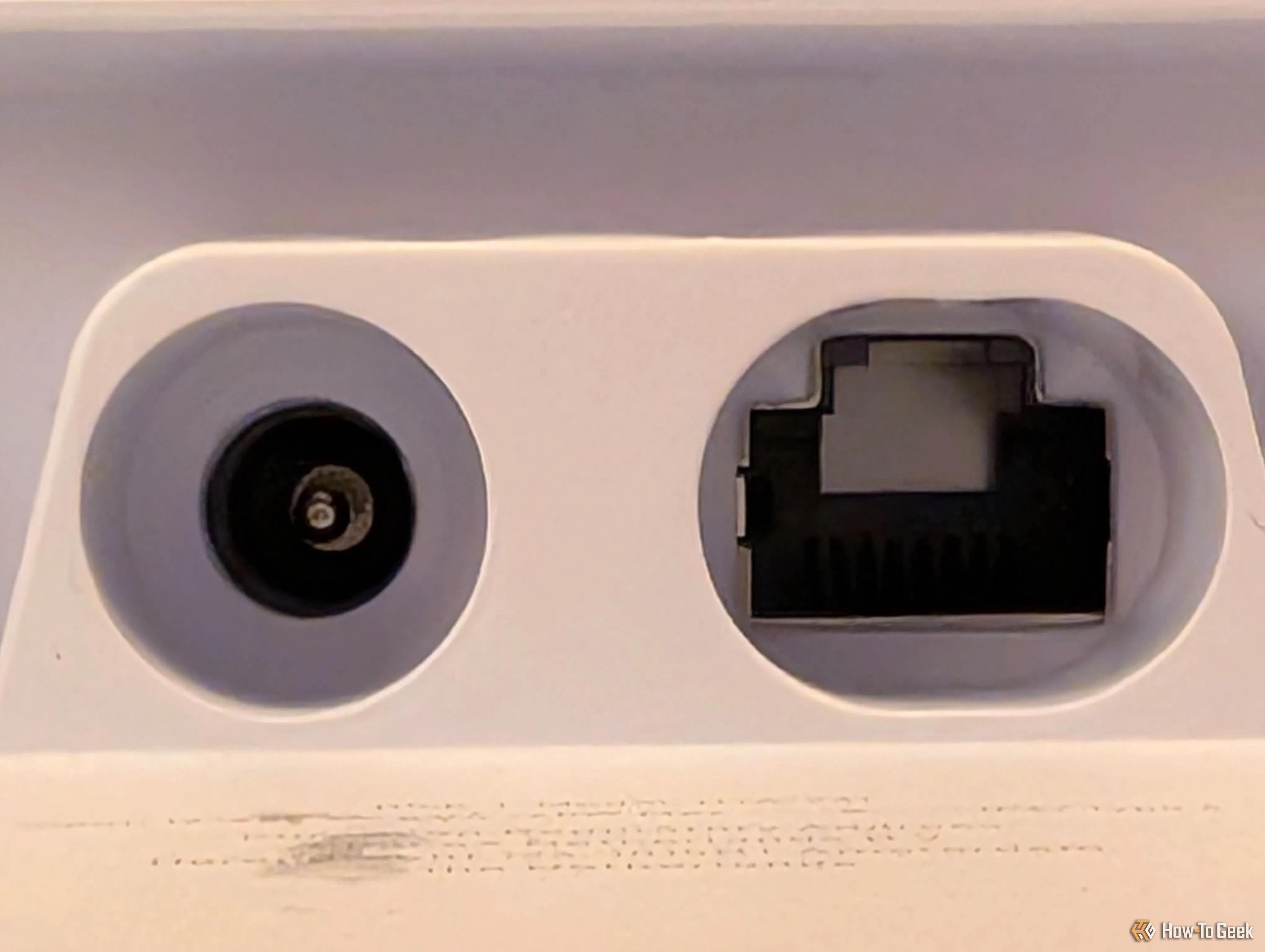 Cổng Ethernet trên thiết bị Starlink Mini, cho phép kết nối mạng có dây ổn định hơn hoặc với router bên ngoài