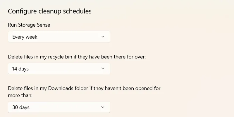 Cửa sổ cấu hình Storage Sense trên Windows 11, hiển thị các tùy chọn cài đặt lịch dọn dẹp tệp tạm thời