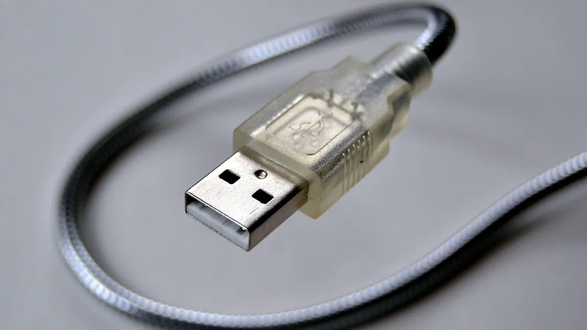 Đầu nối cáp USB-A cận cảnh, thể hiện giới hạn chiều dài cáp USB