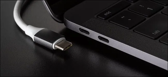 Đầu nối và cổng USB Type-C, minh họa chuẩn kết nối vật lý được sử dụng bởi cả Thunderbolt 5 và USB4