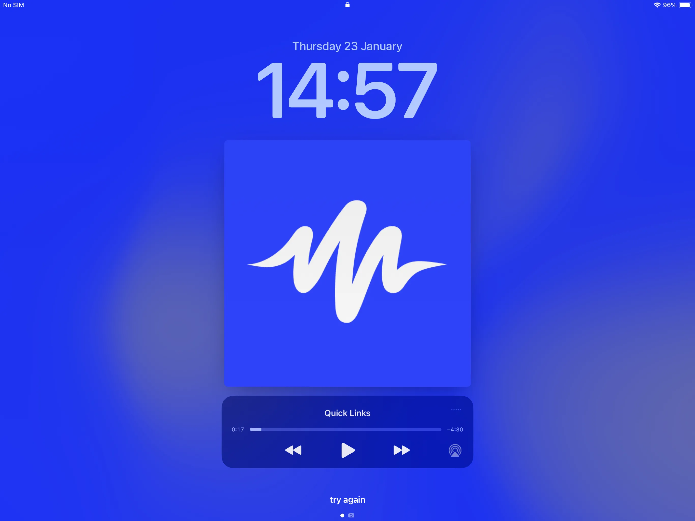 Điện thoại khóa màn hình hiển thị ứng dụng Speechify đang phát nội dung của một bài viết web, cho phép người dùng nghe mà không cần bật màn hình.
