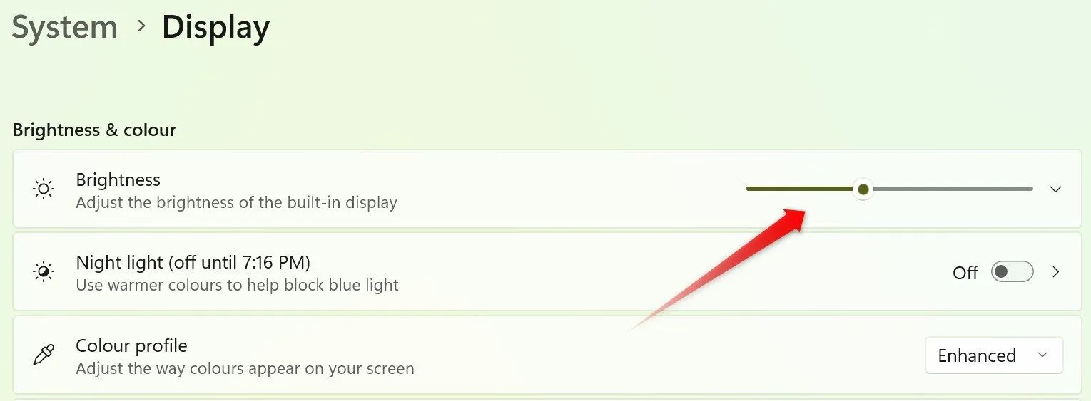 Điều chỉnh độ sáng màn hình laptop Windows bằng thanh trượt trong cài đặt hiển thị