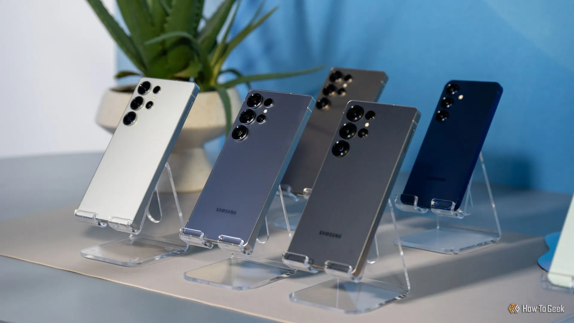 Dòng điện thoại Samsung Galaxy S25 Ultra được trưng bày với nhiều tùy chọn màu sắc khác nhau, thể hiện sự đa dạng trong thiết kế.