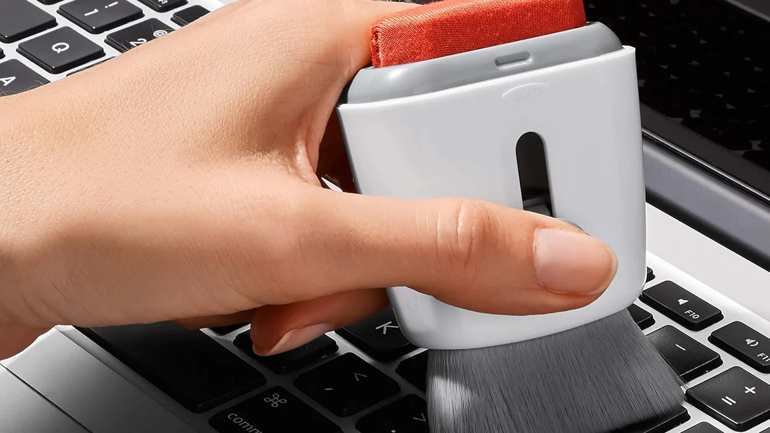 Dụng cụ vệ sinh OXO Good Grips Sweep &amp; Swipe làm sạch laptop và bàn phím