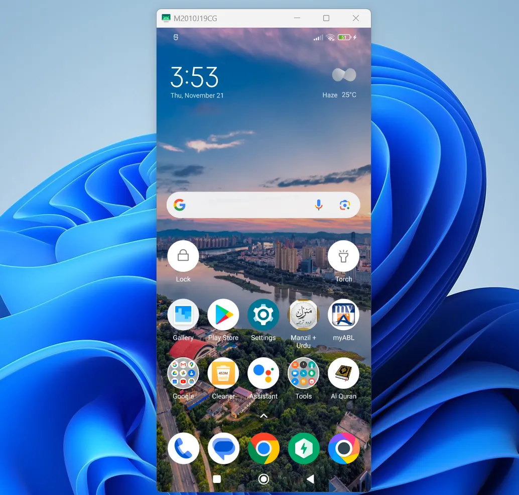 Giao diện công cụ Scrcpy đang phản chiếu màn hình Android lên máy tính.