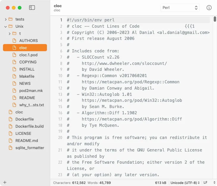 Giao diện CotEditor với cây thư mục dự án bên trái, hiển thị cấu trúc file và thư mục, trong khi nội dung của một file được chọn hiển thị ở khung chính.