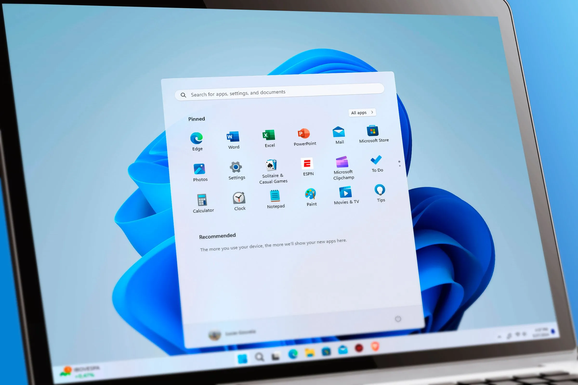 Giao diện laptop chạy Windows 11, minh họa các tùy chọn cài đặt và giao diện hệ thống.