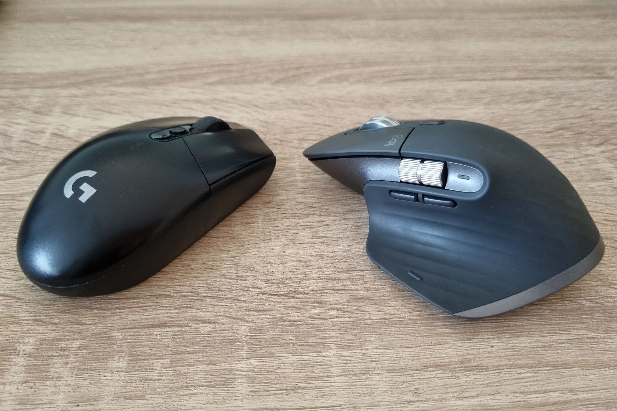 Hai mẫu chuột không dây hàng đầu Logitech G305 và MX Master 3S đối diện nhau, minh chứng cho sự đa dạng và pin ấn tượng của chuột không dây.