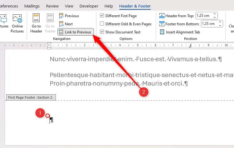 Khu vực chân trang của một trang trong phần thứ hai của tài liệu Word được kích hoạt, và nút Link To Previous được tô sáng.