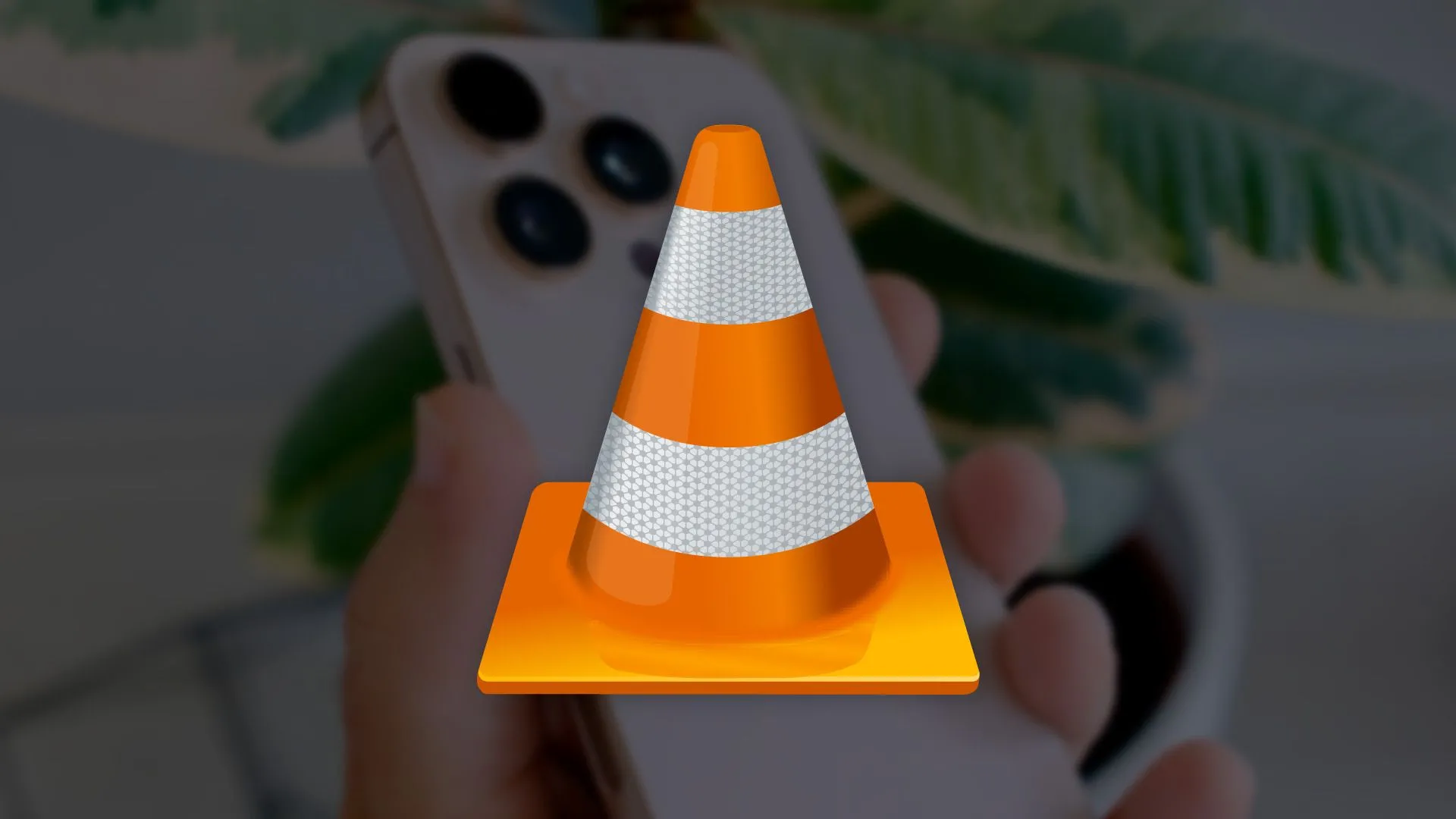 Logo VLC Media Player trên màn hình iPhone, minh họa khả năng phát đa phương tiện trên nhiều thiết bị