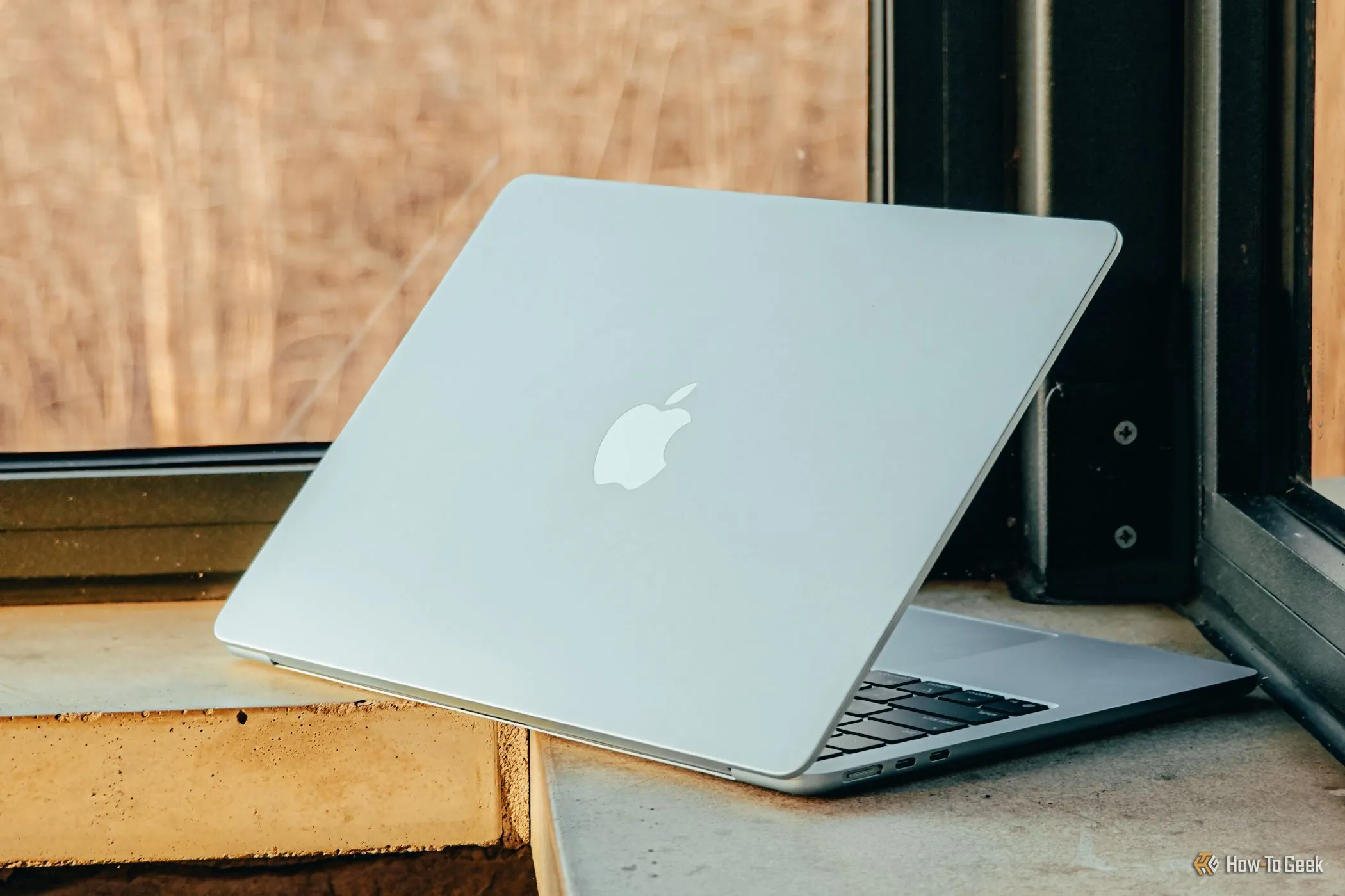 MacBook Air M4 màu xanh nghiêng trên bệ, sản phẩm công nghệ mới của Apple trước WWDC 2025
