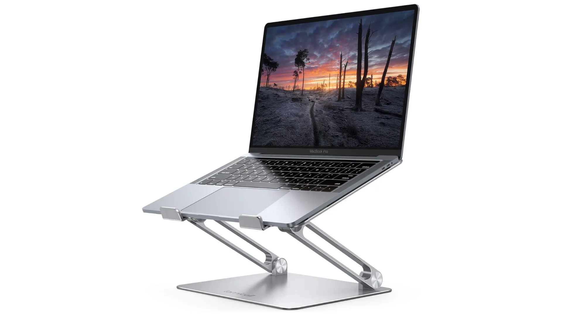 MacBook được đặt trên giá đỡ laptop Lamicall bằng kim loại có thể điều chỉnh độ cao, giúp cải thiện tư thế làm việc.