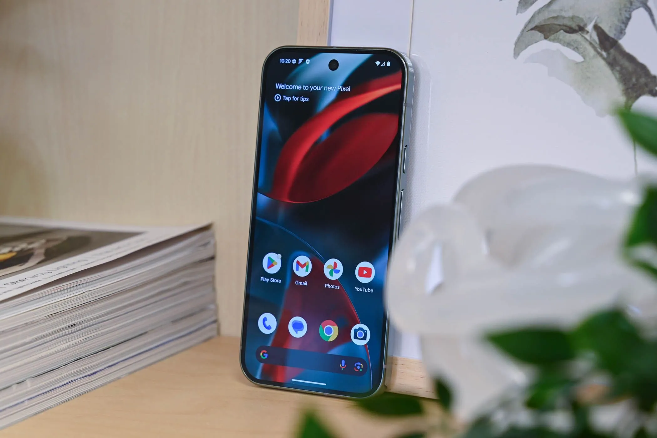 Màn hình chính của điện thoại Google Pixel 9 Pro XL hiển thị giao diện Android 15 với các biểu tượng ứng dụng và widget thời tiết.