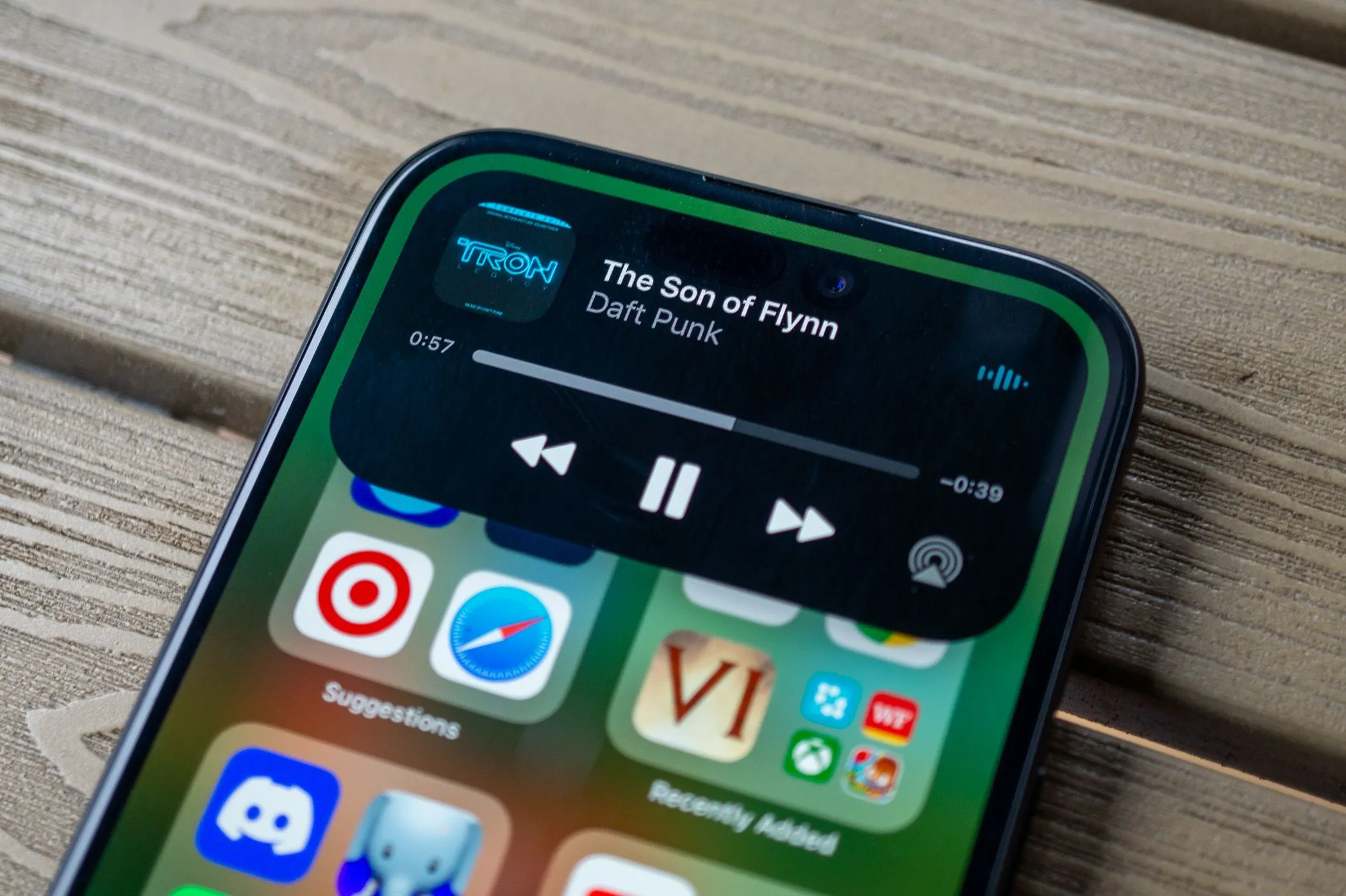 Màn hình Dynamic Island trên iPhone 15 hiển thị điều khiển nhạc