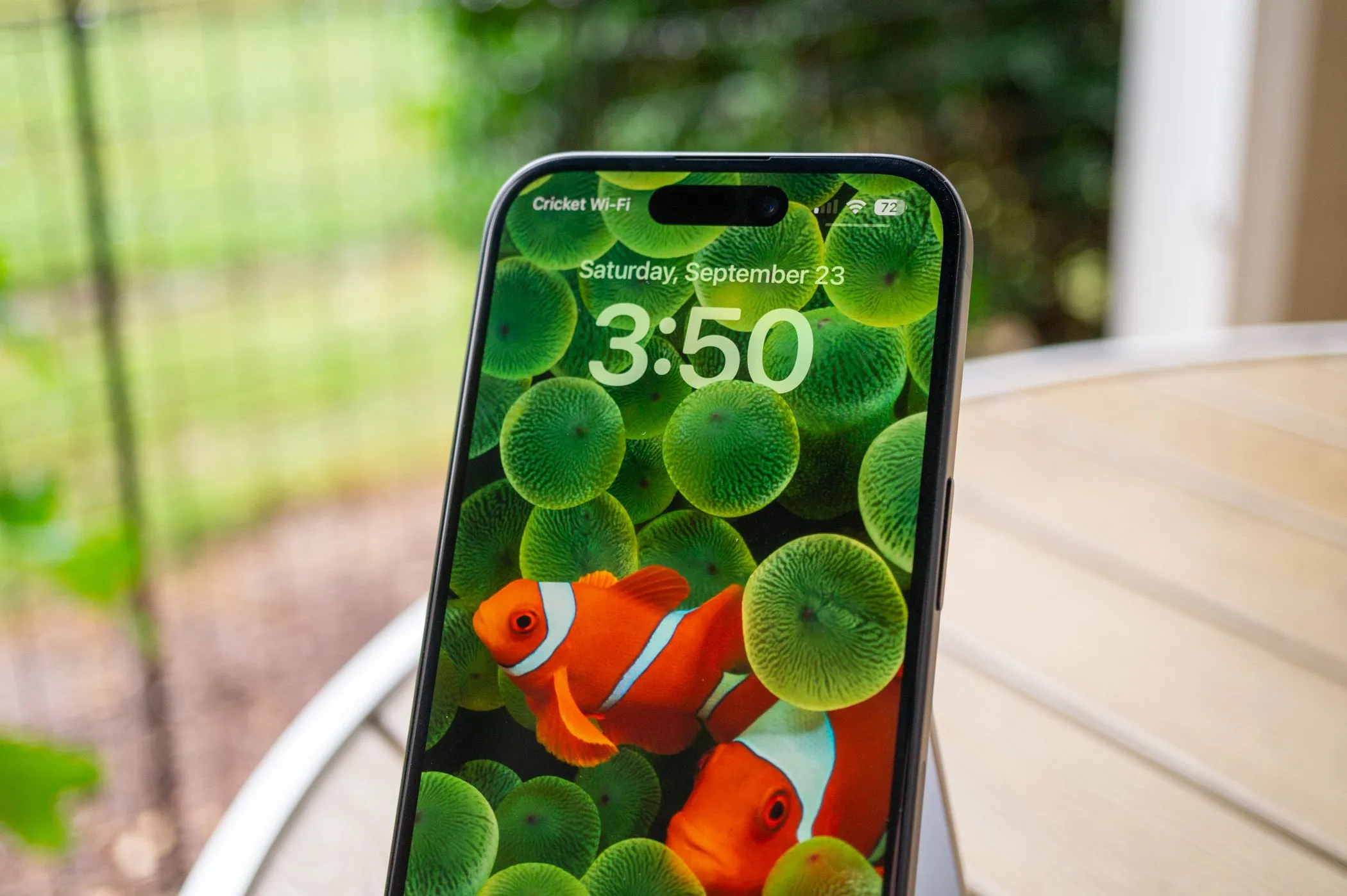 Màn hình khóa của iPhone 15 với độ sáng vượt trội, dễ nhìn ngoài trời.