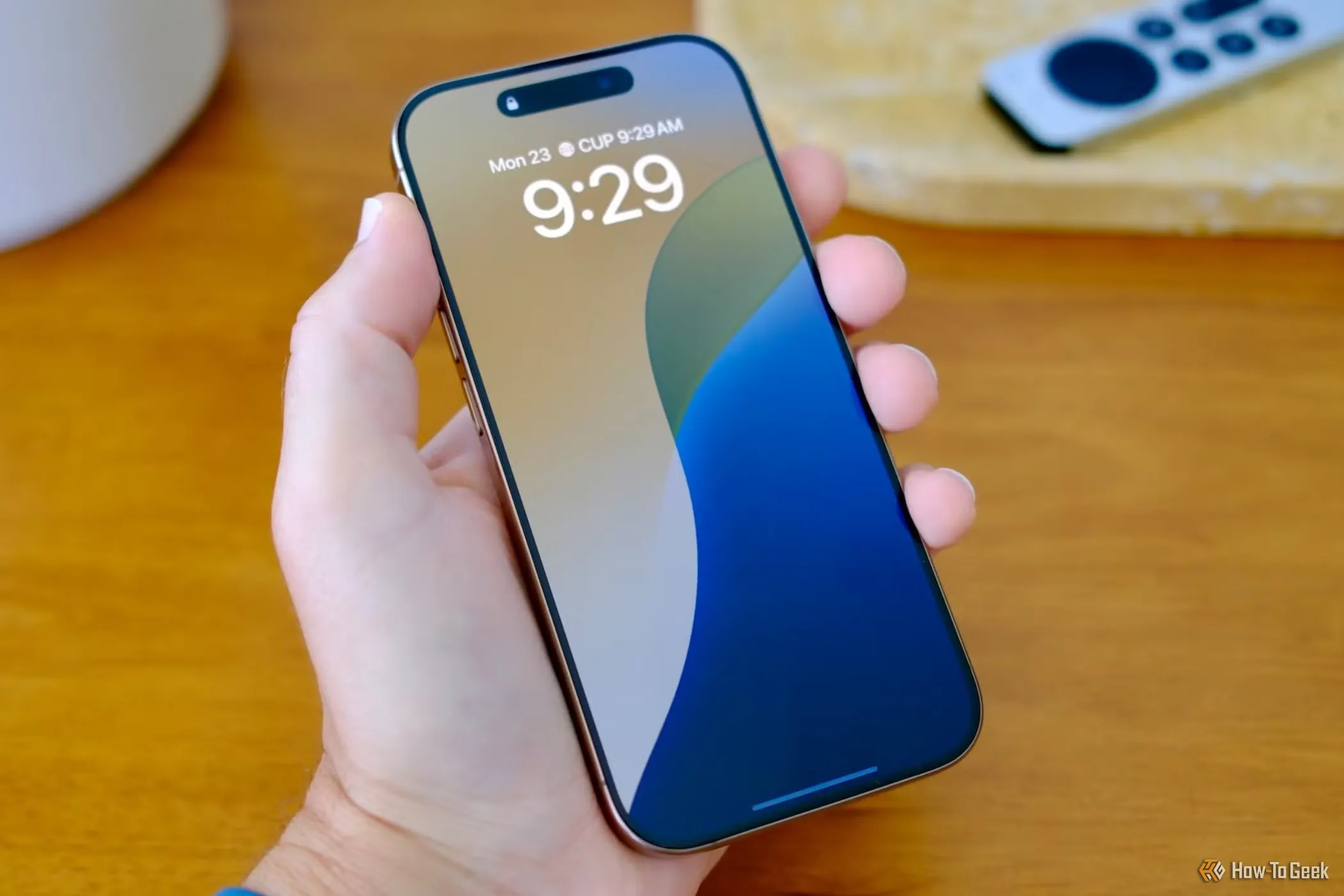 Màn hình Super Retina XDR OLED sắc nét với Dynamic Island trên iPhone 16 Pro Max khi cầm trên tay