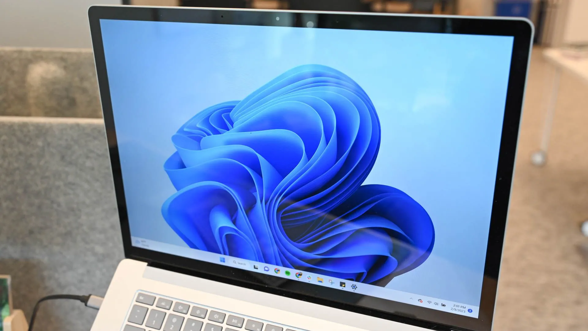 Máy tính xách tay đang chạy Windows, minh họa khả năng ghi lại các phiên họp trực tuyến