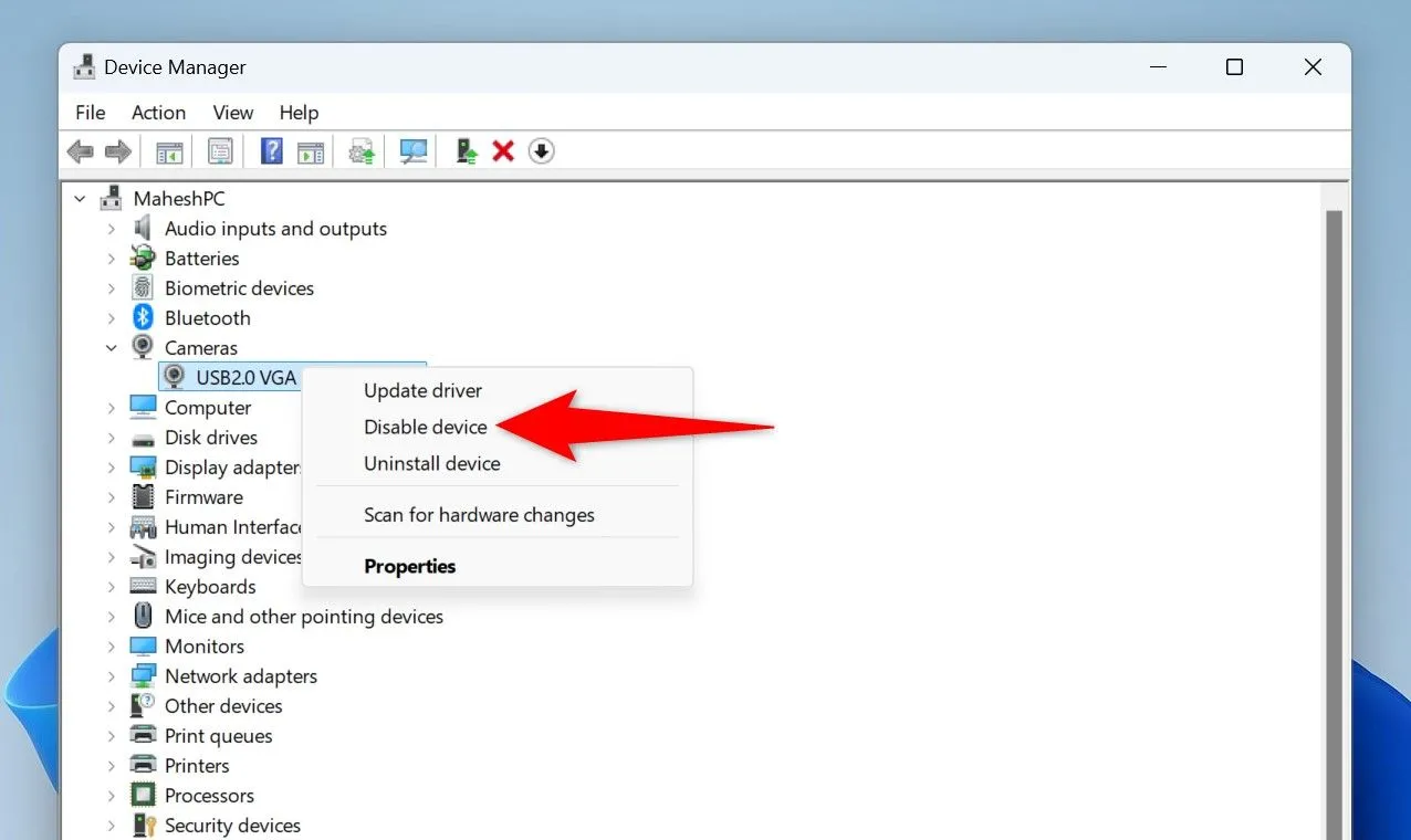 Menu ngữ cảnh trong Quản lý Thiết bị (Device Manager) trên Windows 11 để vô hiệu hóa hoặc kích hoạt camera