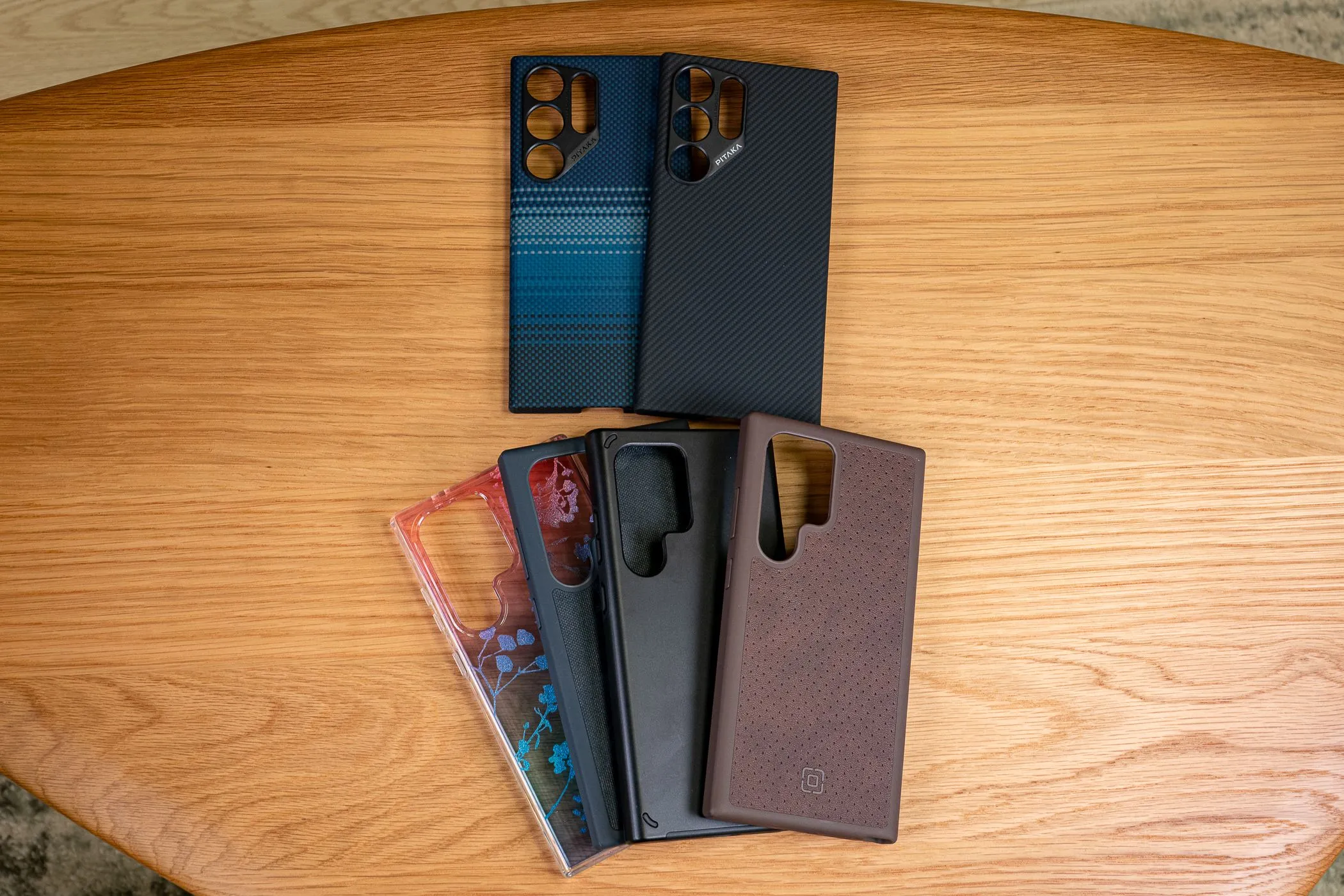 Một bộ sưu tập ốp lưng điện thoại Samsung Galaxy S24 Ultra với nhiều màu sắc và kiểu dáng khác nhau.