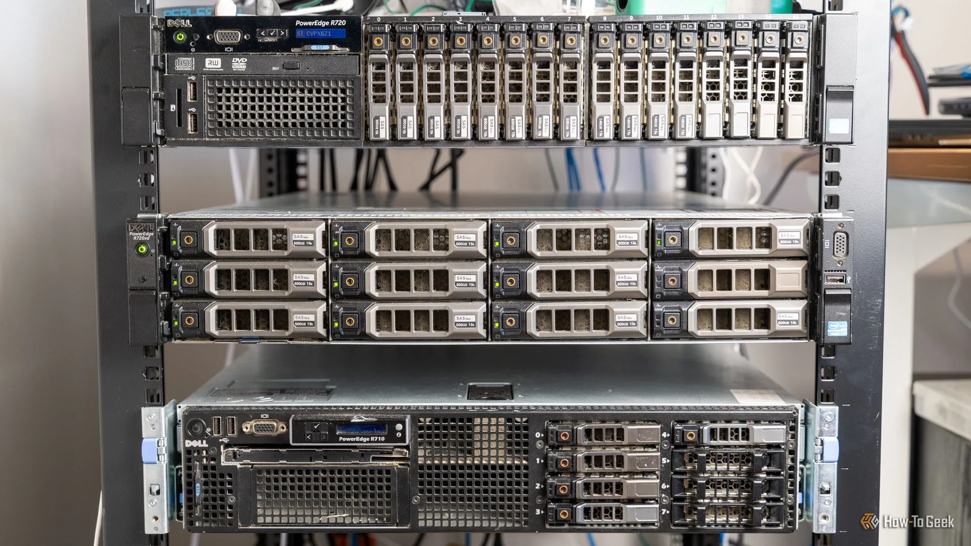 Một cụm máy chủ lưu trữ cấp doanh nghiệp được gắn trong tủ rack, tượng trưng cho sức mạnh của Linux trong hạ tầng