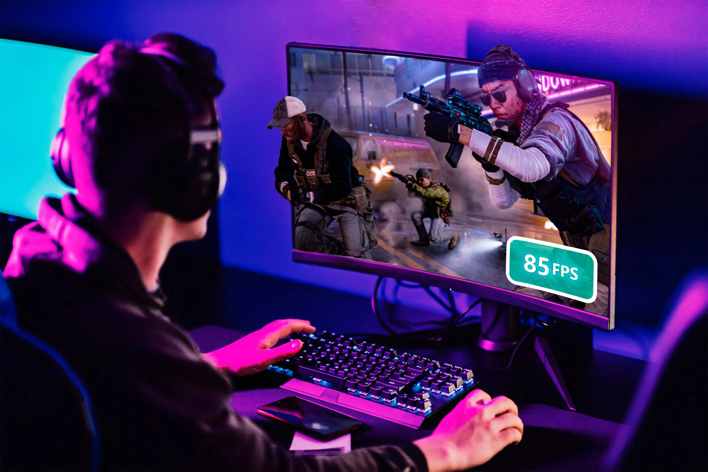 Một người đang chơi game trên máy tính, màn hình hiển thị chỉ số FPS cùng giao diện trò chơi điện tử.