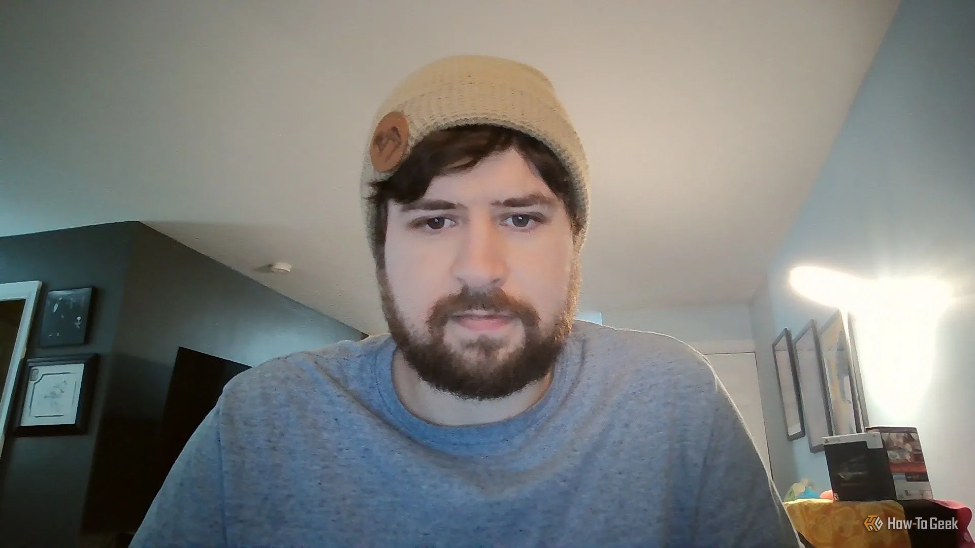 Một người phụ nữ trẻ đang điều chỉnh góc nhìn và ánh sáng, chuẩn bị cho cuộc họp trực tuyến.