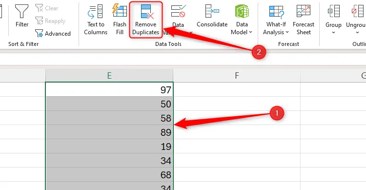 Một phạm vi ô trong Excel chứa các số nguyên được chọn, và nút Remove Duplicates được tô sáng.