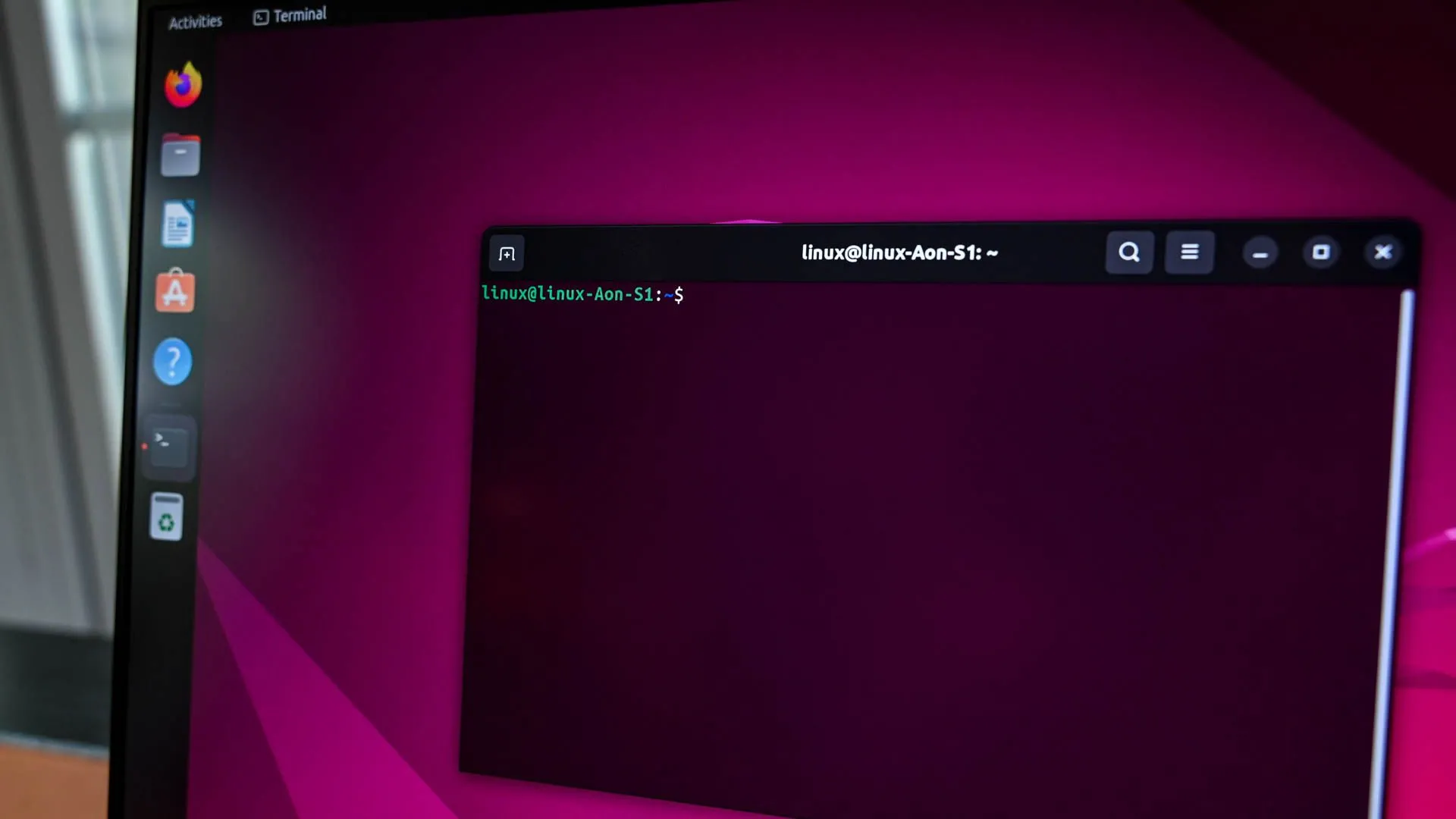 Một terminal Linux trống rỗng, sẵn sàng cho các lệnh mới.