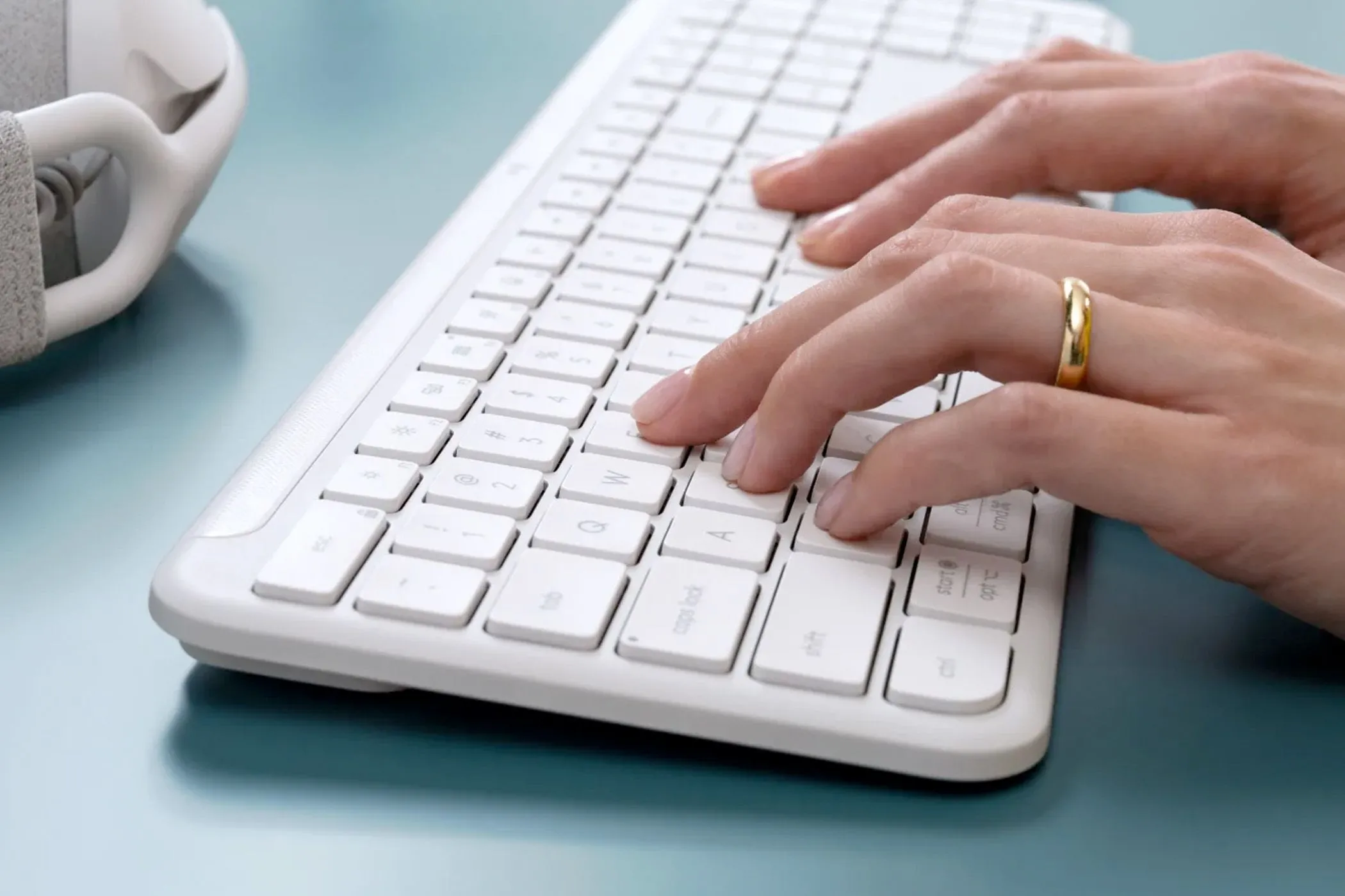 Người đang gõ phím trên bàn phím, tượng trưng cho việc sử dụng phím tắt Excel