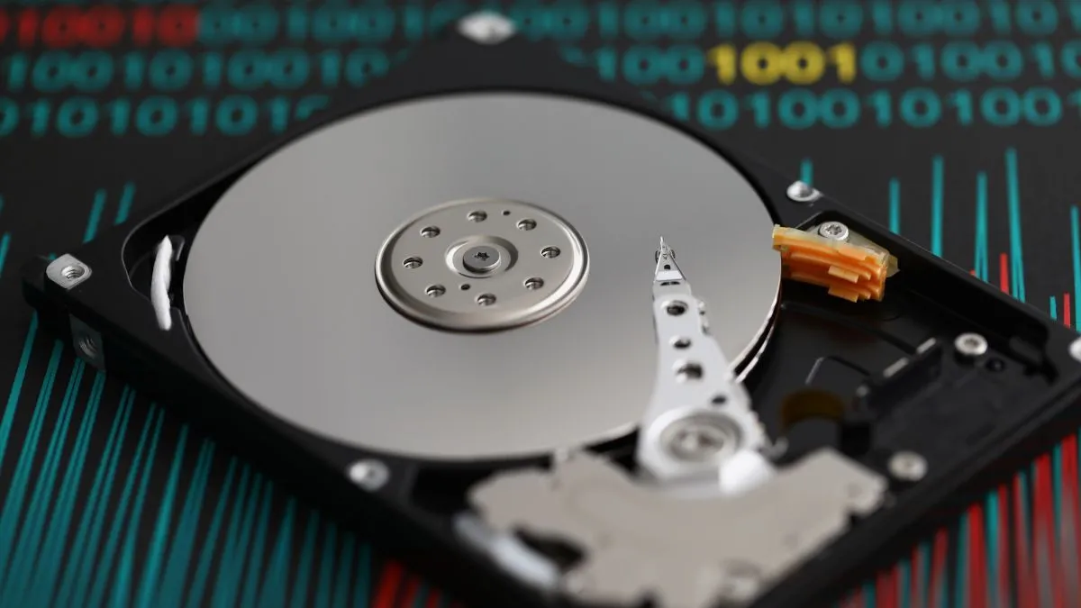Ổ cứng HDD đã tháo rời minh họa rủi ro mất dữ liệu khi lỗi phần cứng RAID