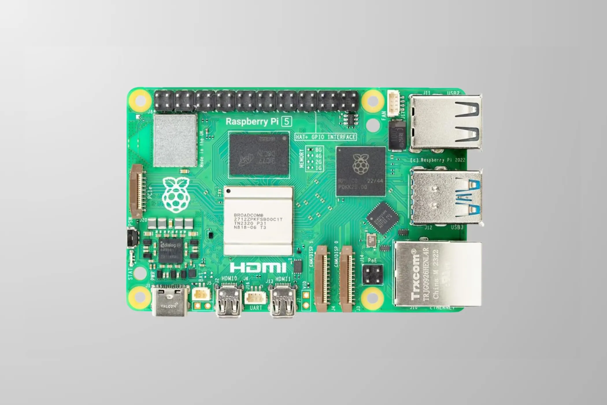Raspberry Pi 5 với bo mạch và các linh kiện chi tiết trên nền xám