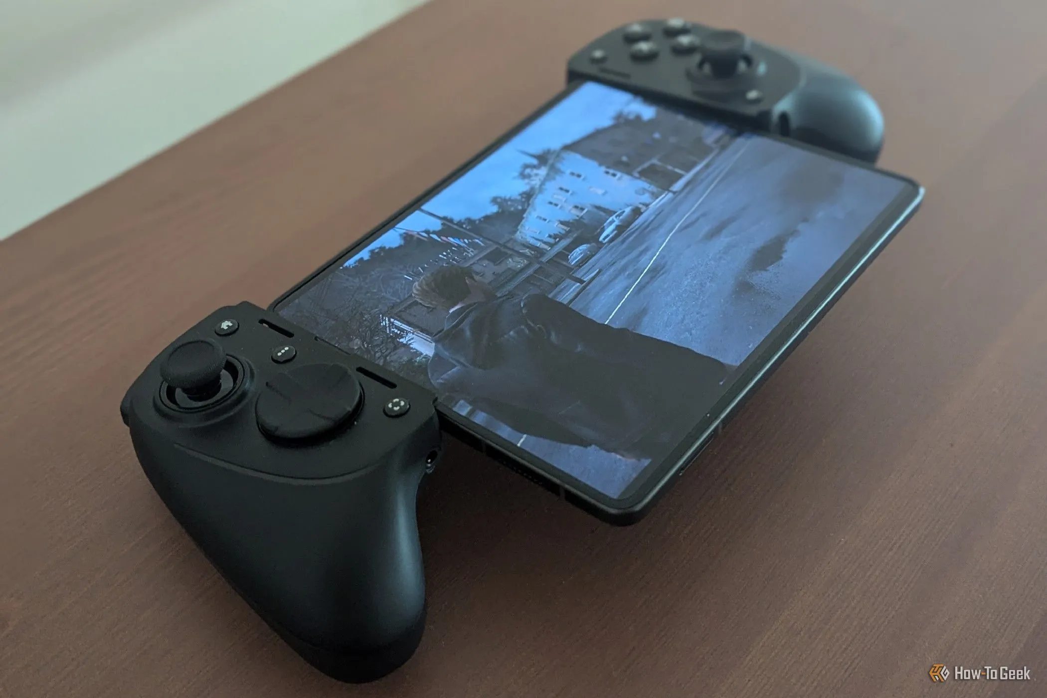 Razer Kishi Ultra kết hợp với Galaxy Z Fold 5 đang stream game Tell Me Why qua NVIDIA GeForce Now