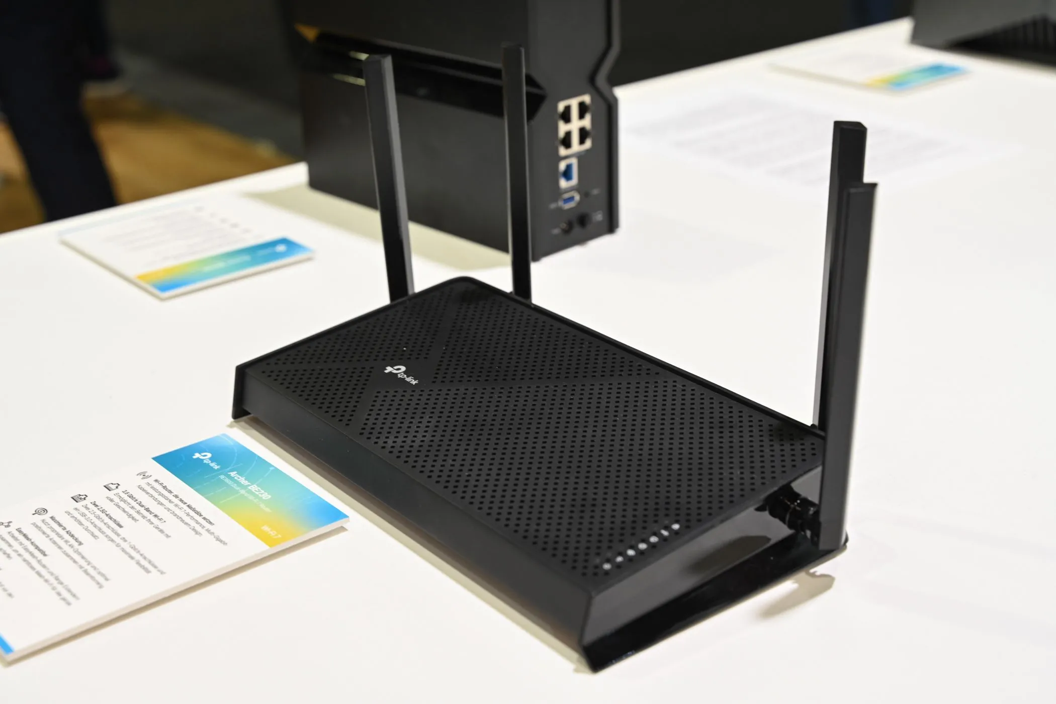 Router Wi-Fi với các ăng-ten được điều chỉnh vị trí để tối ưu hóa khả năng phát sóng và phủ sóng.