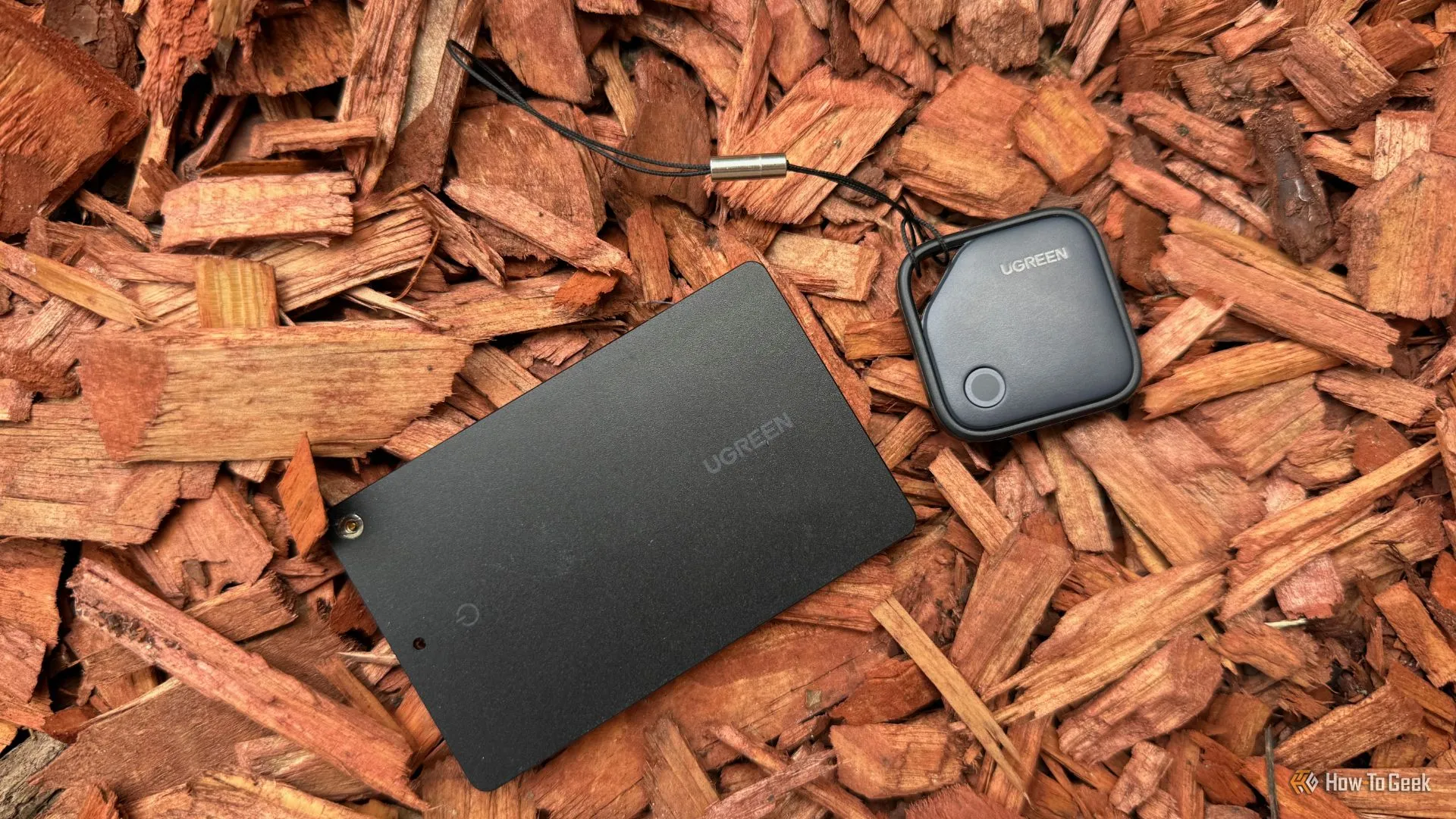 So sánh kích thước giữa hai phiên bản thiết bị định vị Ugreen FineTrack Slim và Ugreen FineTrack